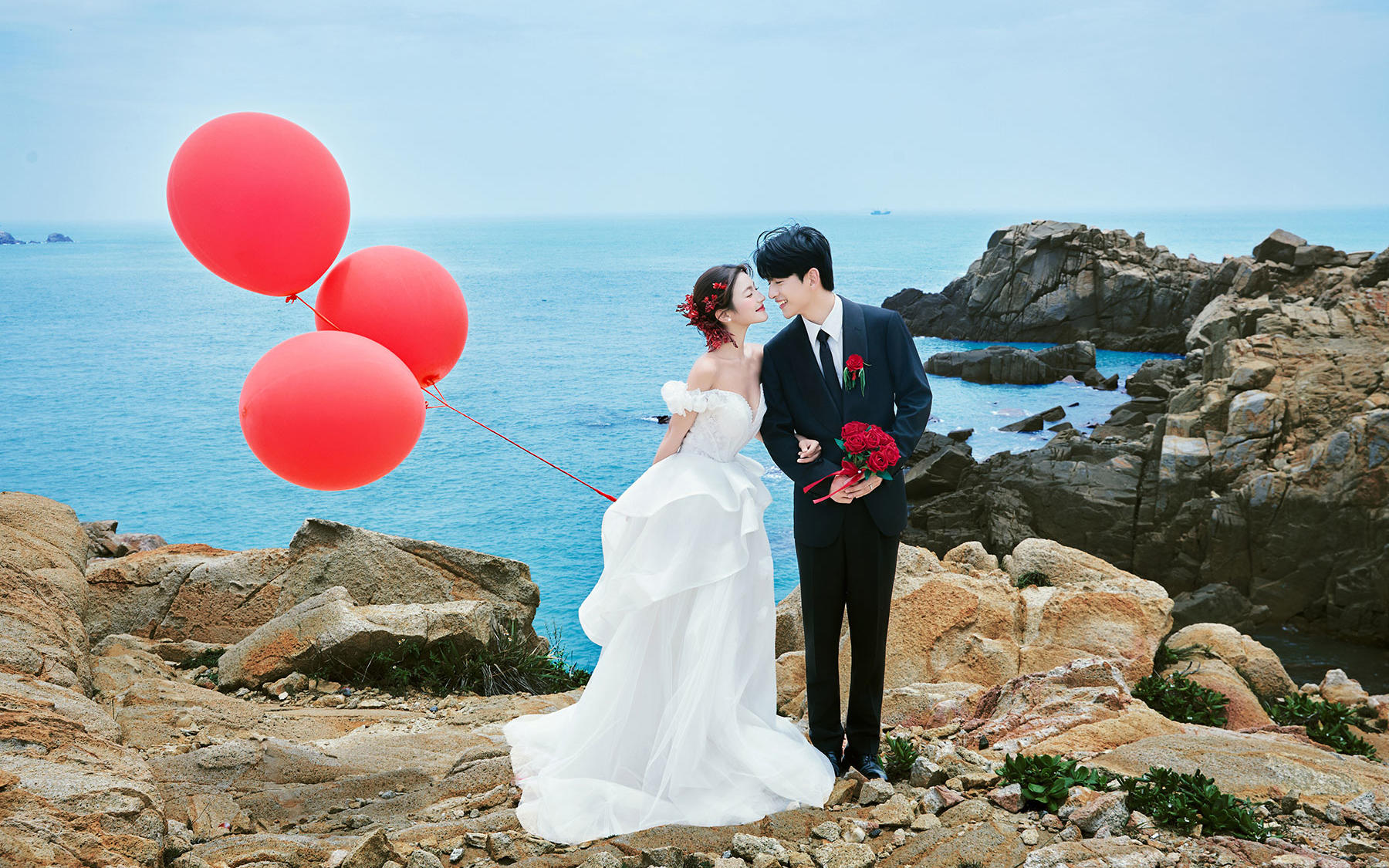 解鎖海邊婚紗照～礁石海景相伴超有氛圍感