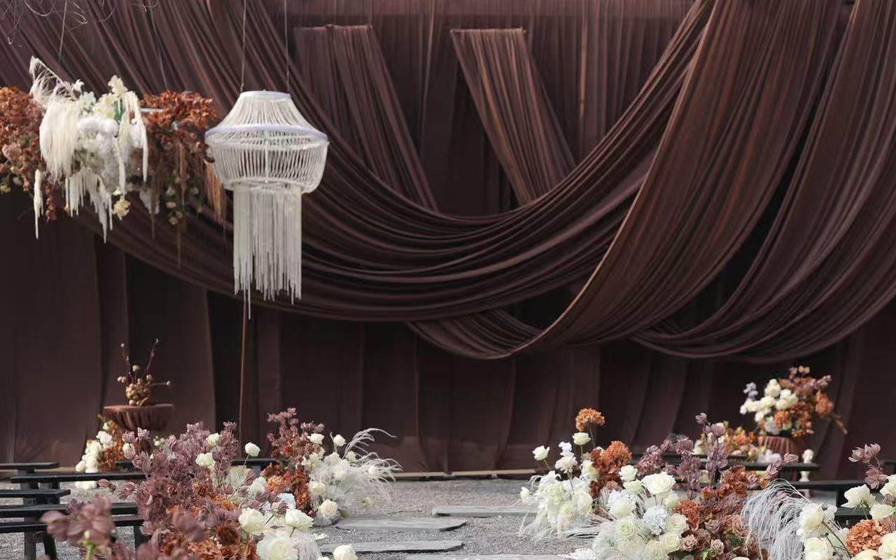 柔韧咖色布质帷幔