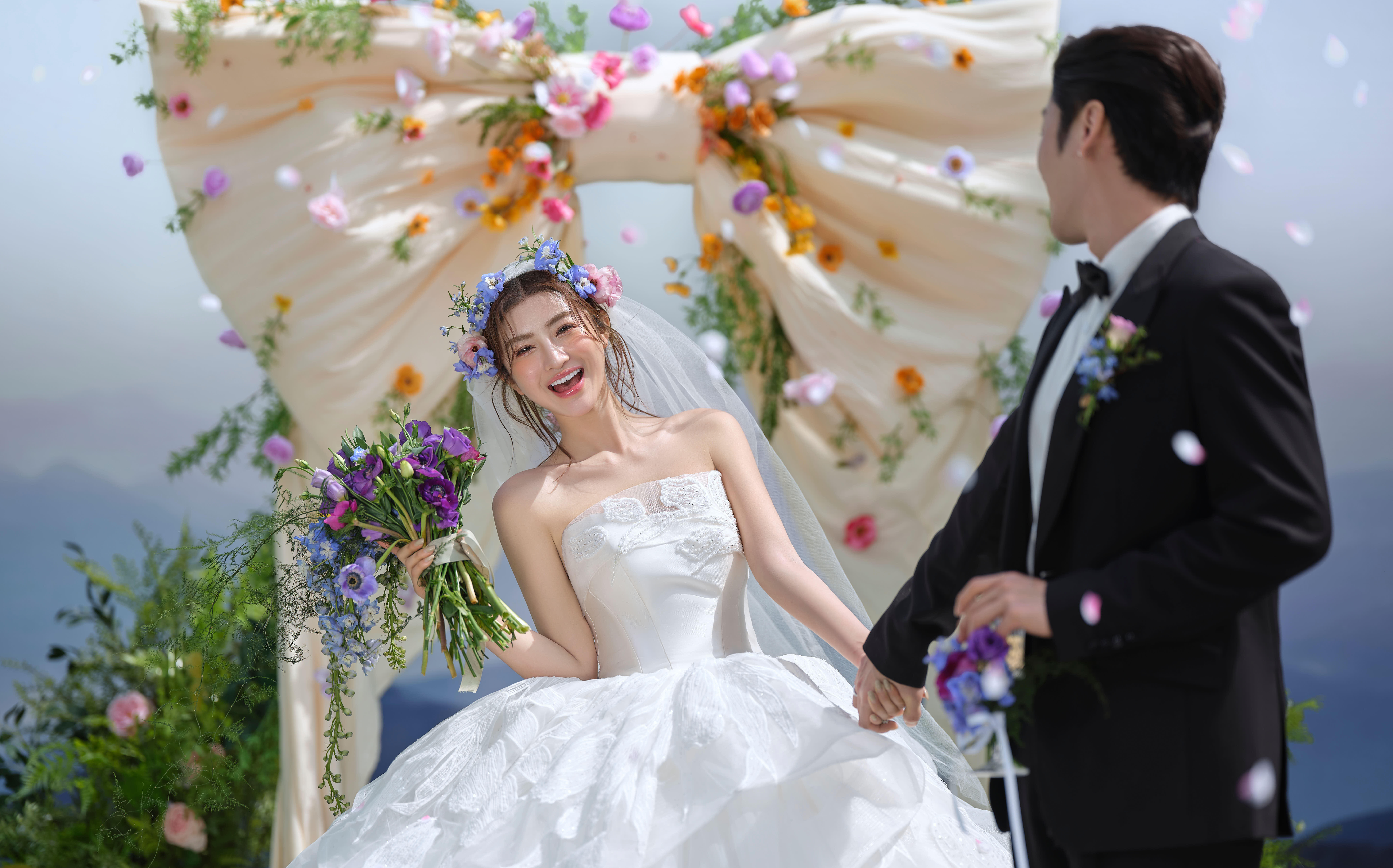年輕人超愛(ài)的草坪婚禮婚紗照美翻啦??