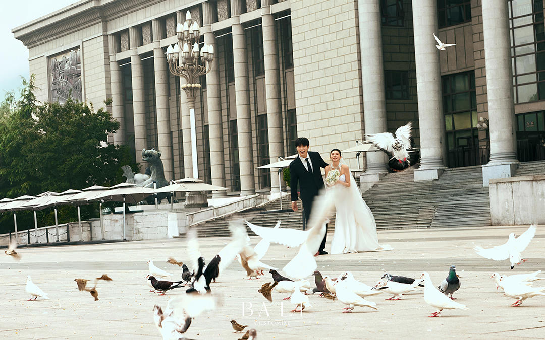 在博物館廣場(chǎng)拍的氛圍感白紗婚紗照