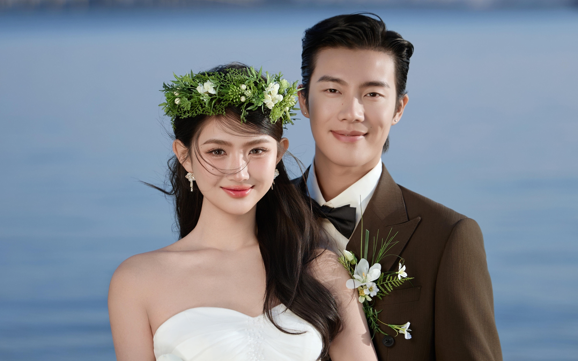 海边草坪婚纱照｜把浪漫藏进碧海蓝天