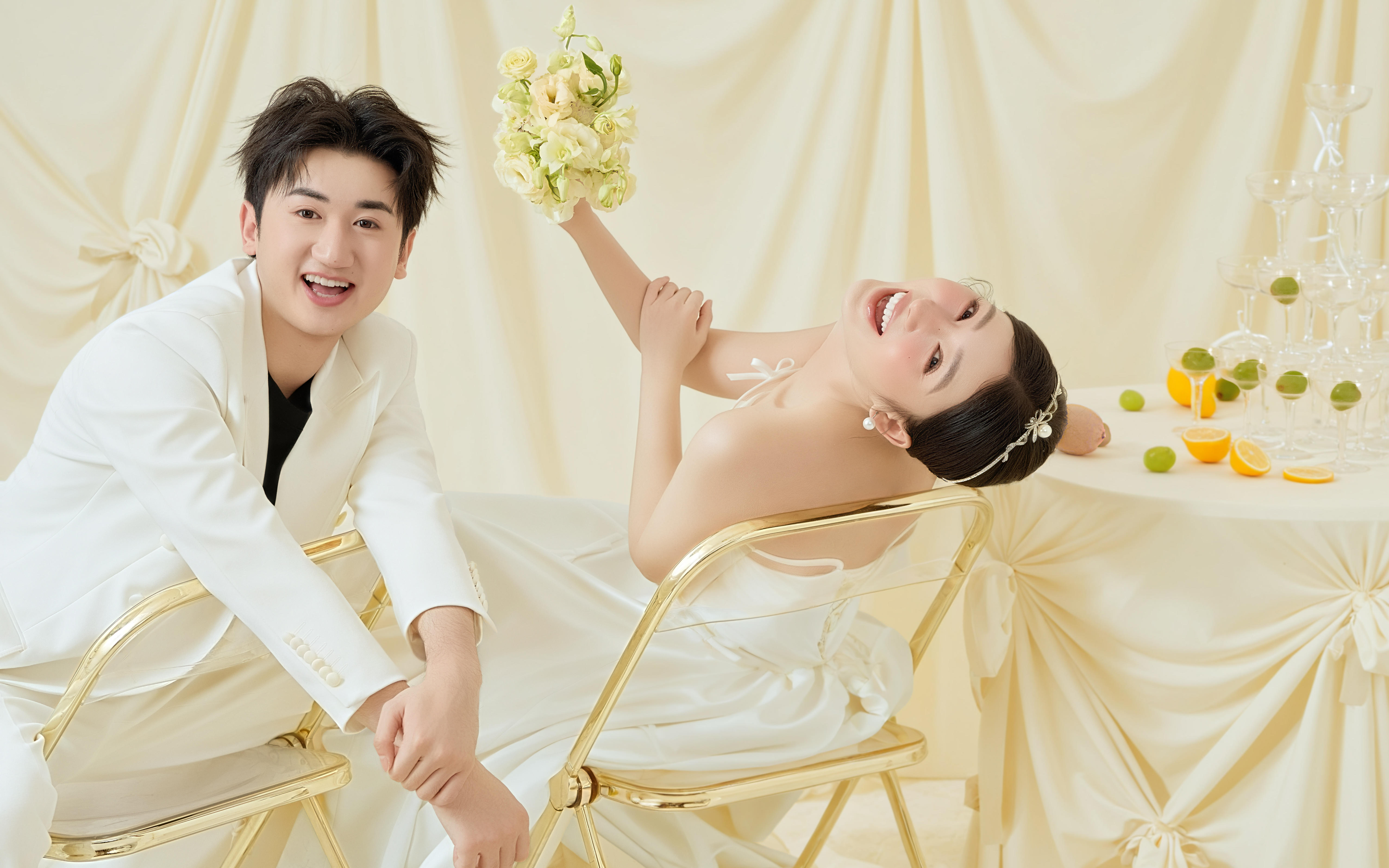 極簡(jiǎn)俏皮清新室內(nèi)婚紗照