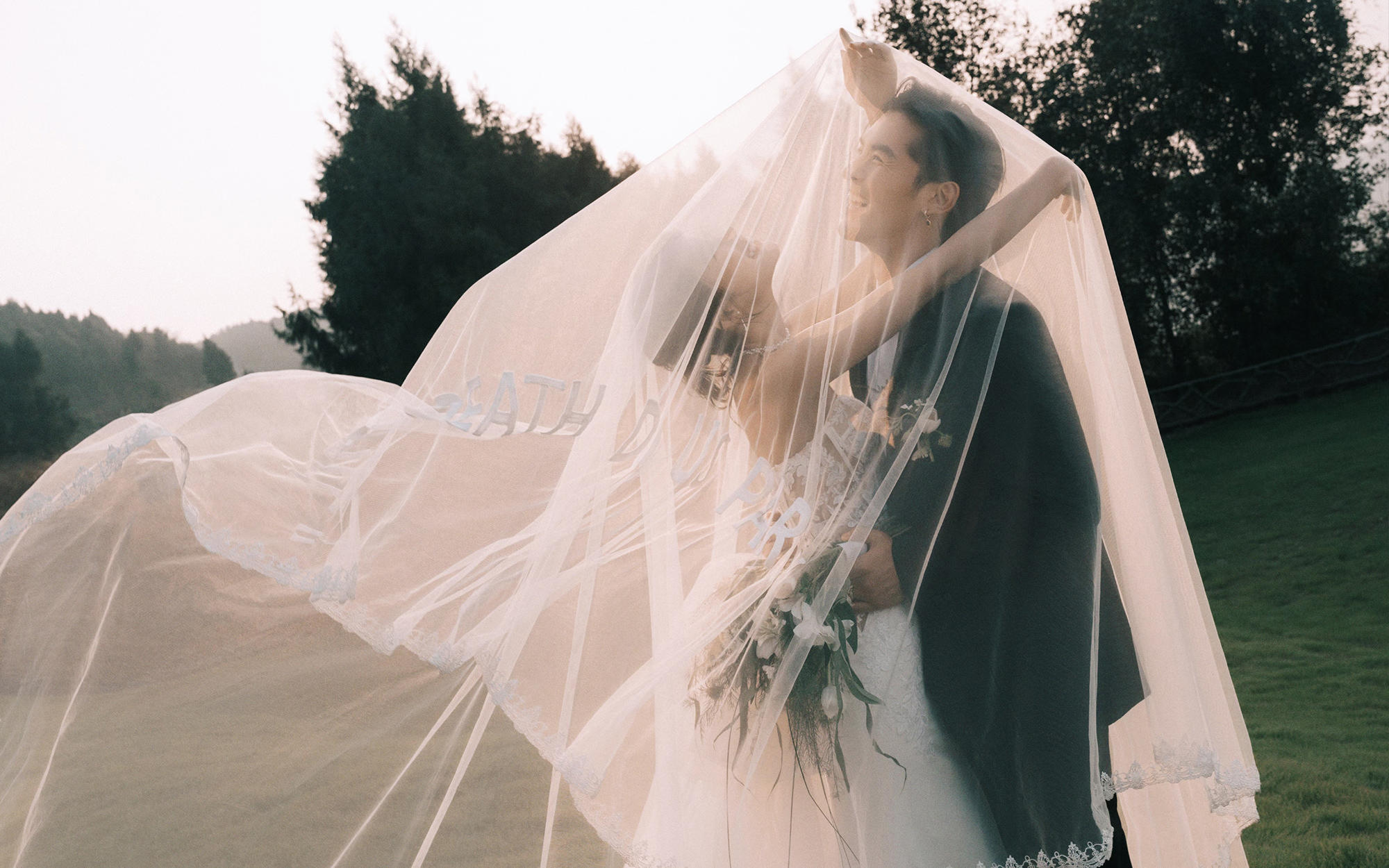 风吹哪页读哪页｜草坪上的婚纱照，爱意在疯长🌱