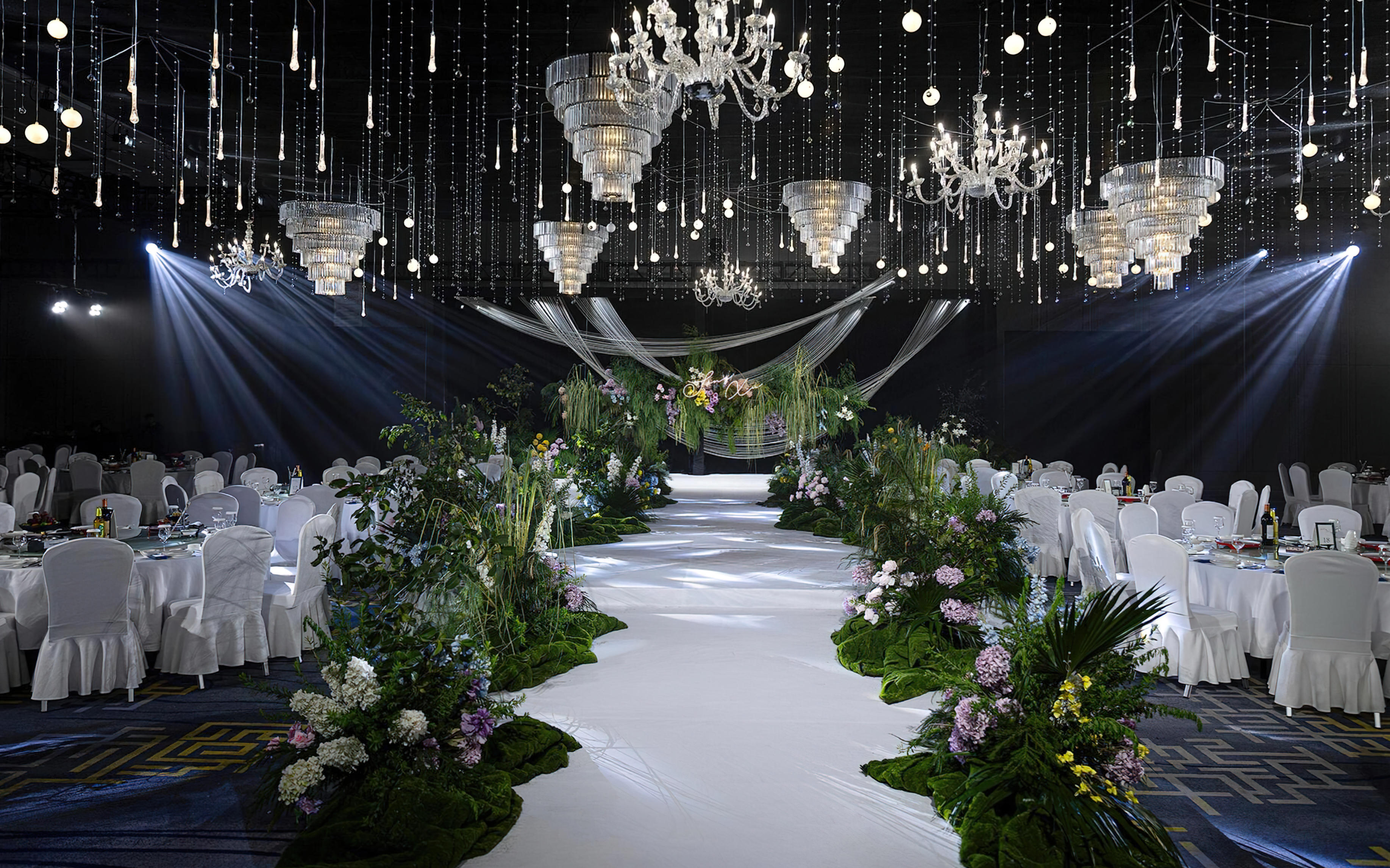 室內(nèi)綠意盎然的婚禮場景