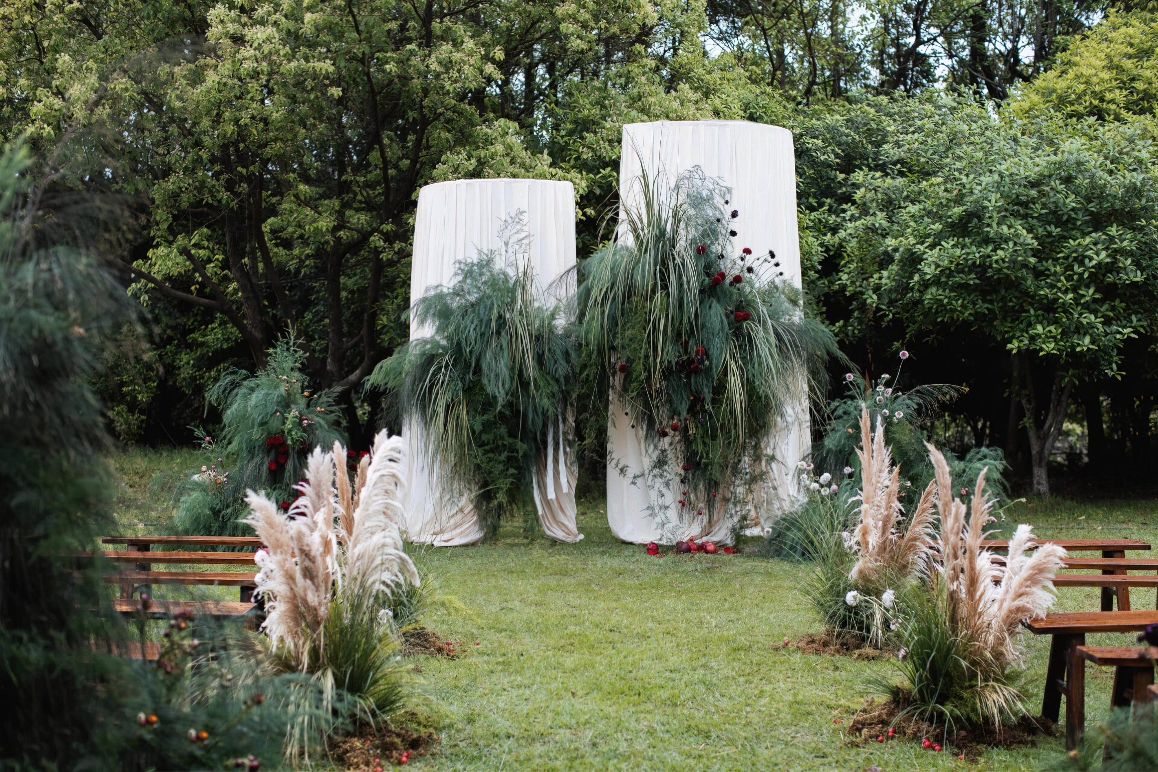 風(fēng)棲草木，白紗漫野