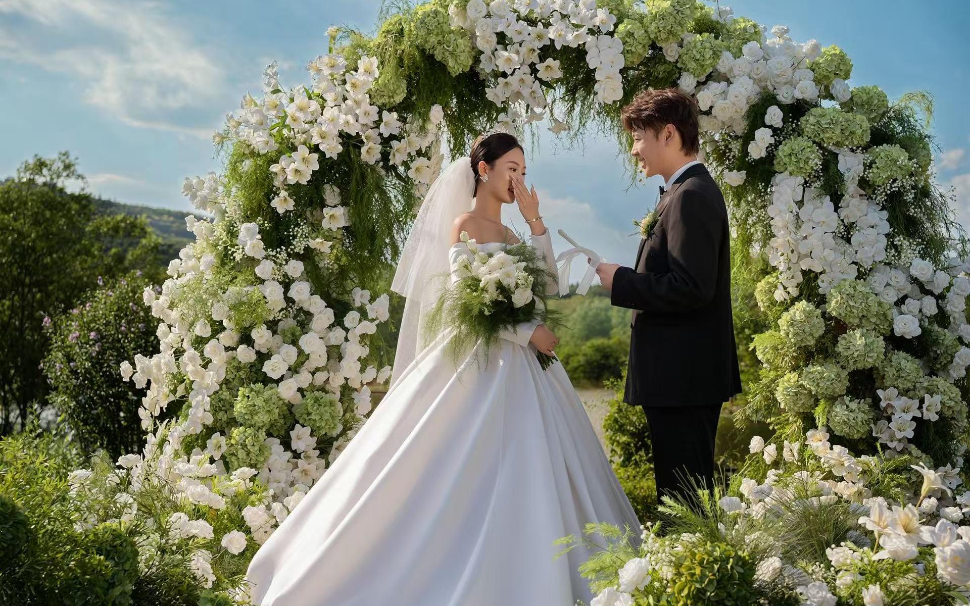 【風(fēng)穿過(guò)花海，我們站成風(fēng)景】