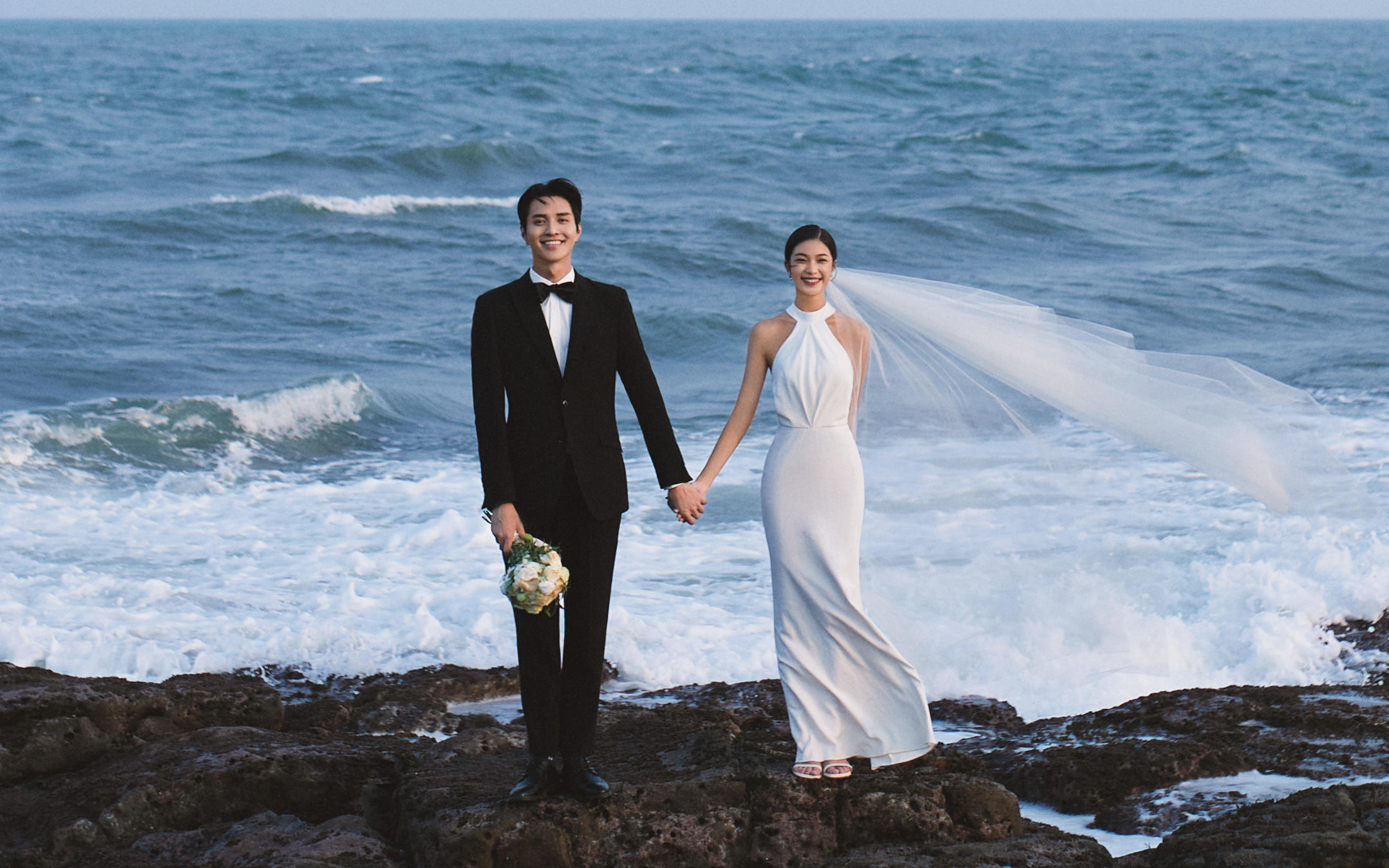 朋友说😭我们三亚礁石婚纱照美像冰岛❗️