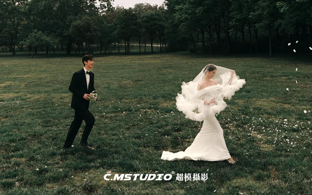 草坪婚纱照 | 把自由与爱都装进镜头里🌿