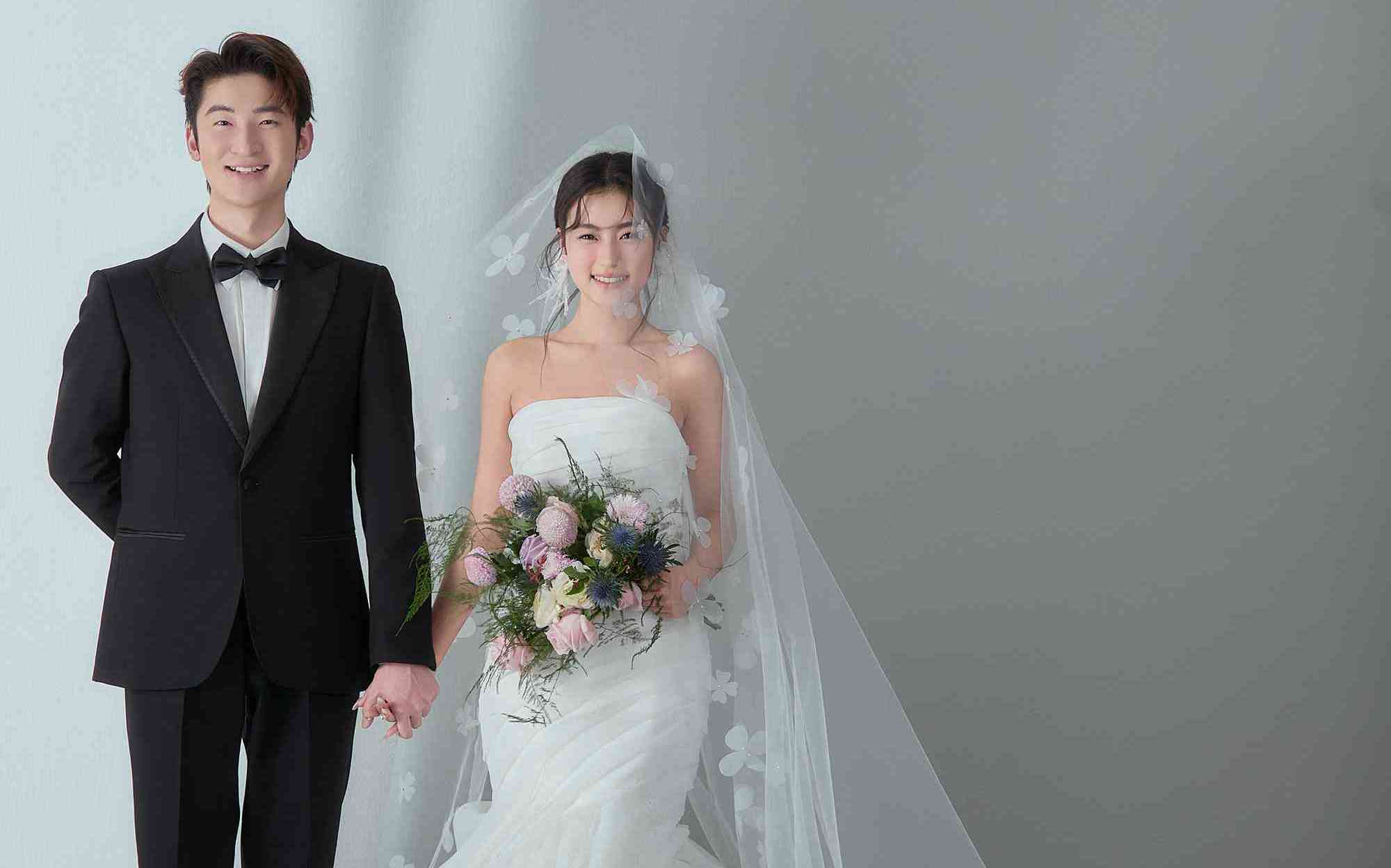 甜炸！简约风婚纱照里，花束点亮幸福光！
