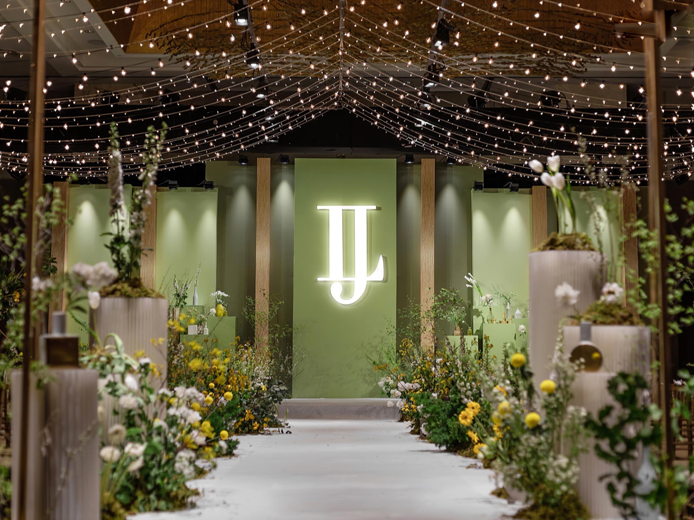 【屿霖婚策】绿色系全鲜花简约风婚礼