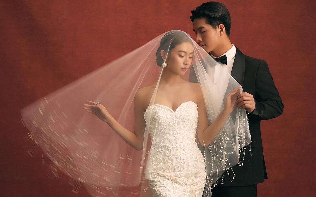 红墙为幕，白纱为礼｜这组复古婚纱照美到失语✨