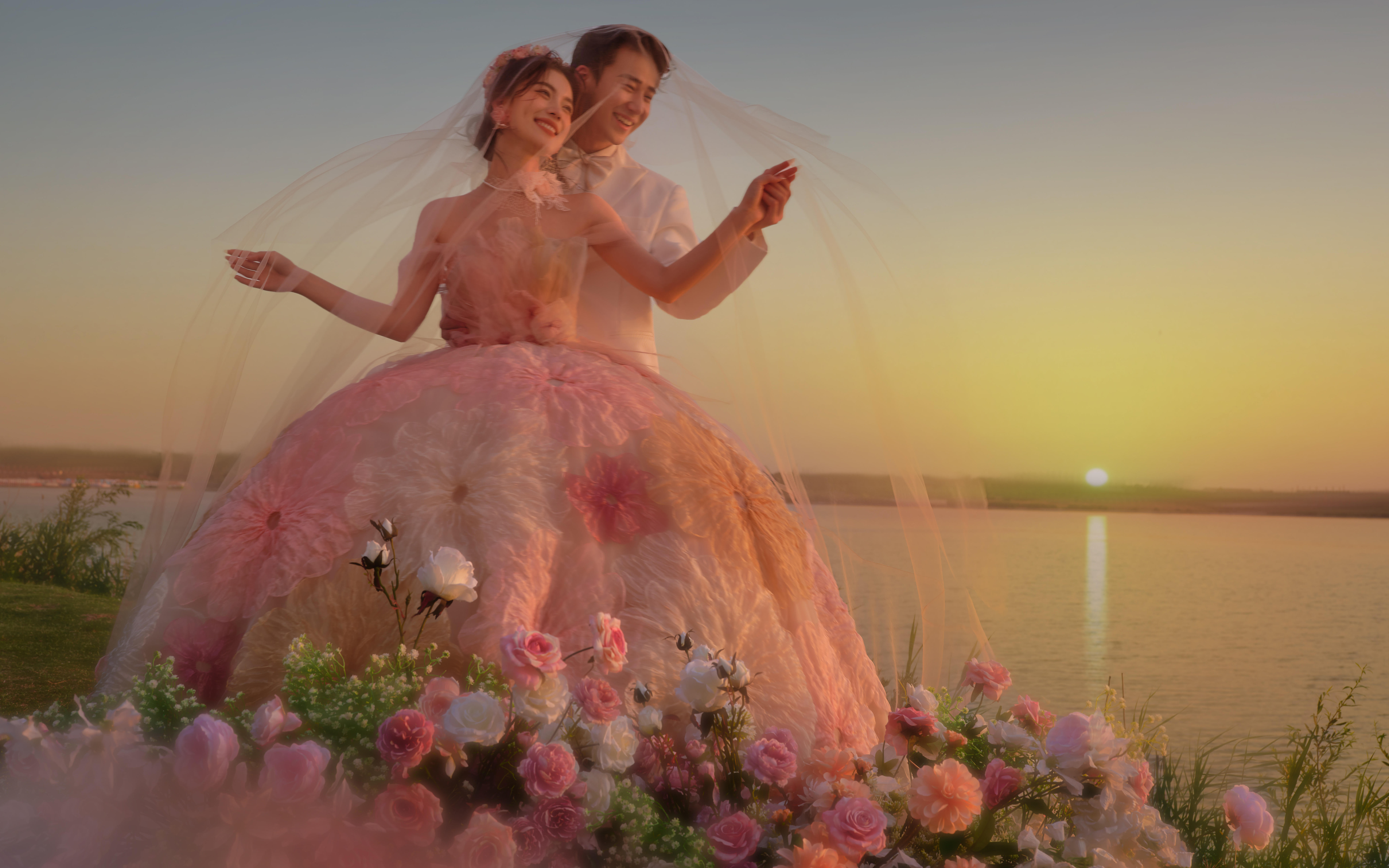 浪漫夕阳与花海的邂逅！这样拍婚纱照也太浪漫了叭