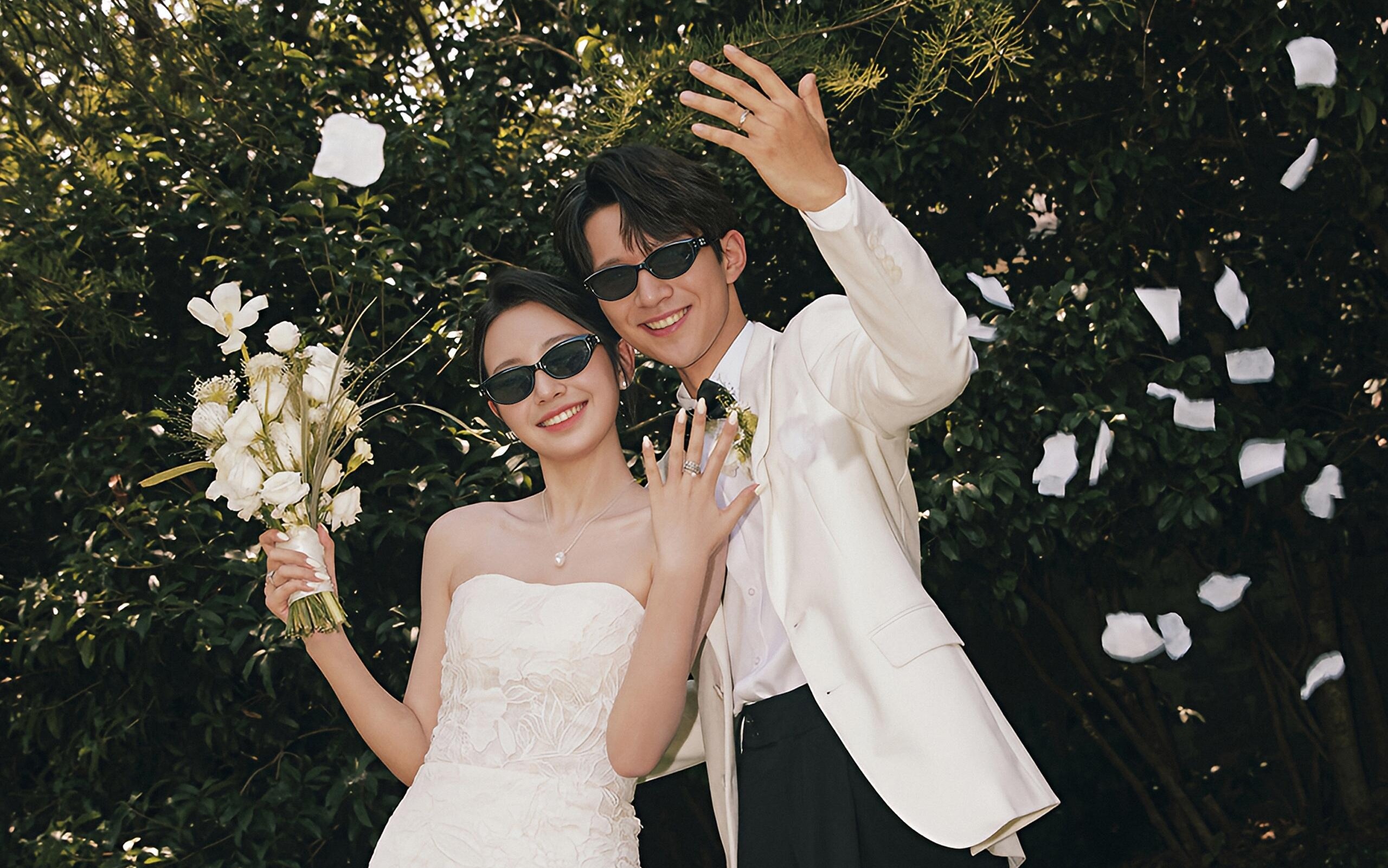 胶片感草坪婚照，墨镜一戴甜度超标😎