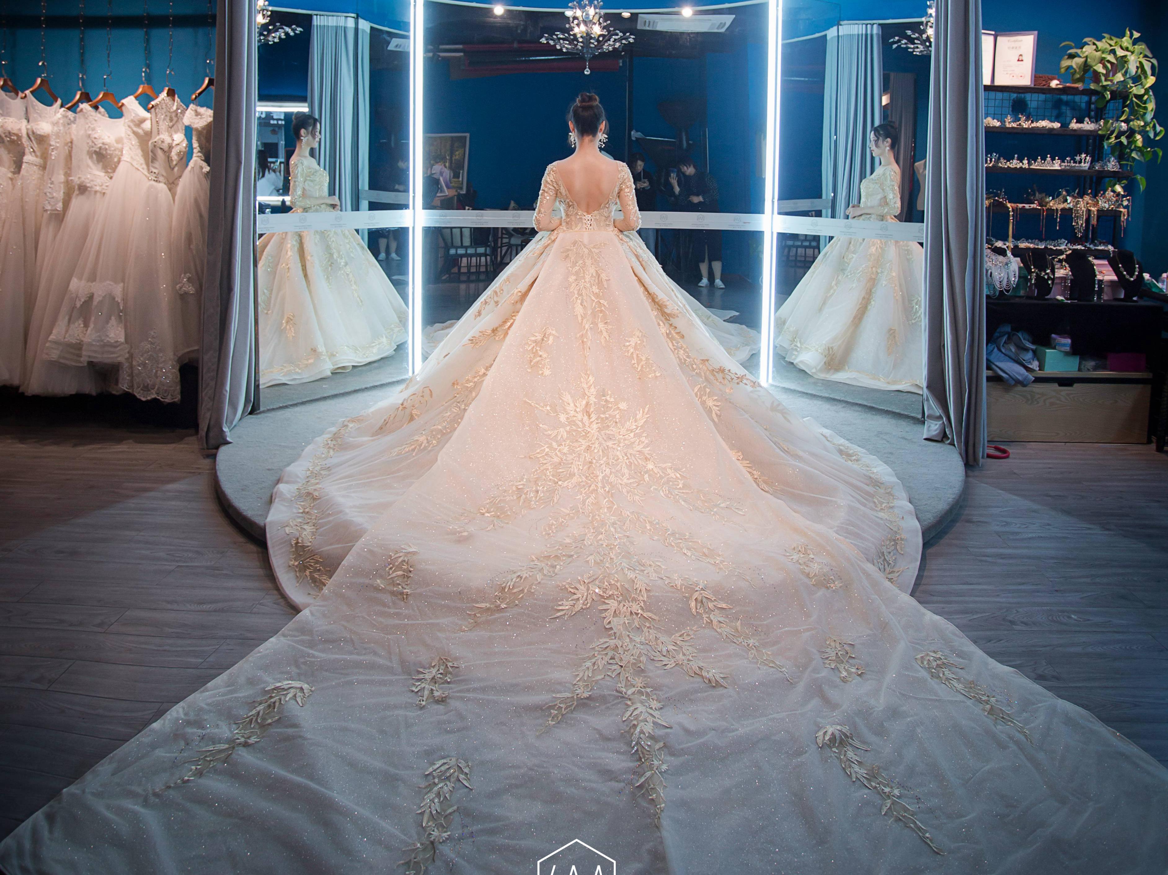 阜阳汇美嫁衣影像 高定仪式拖尾婚纱+跟妆套系 