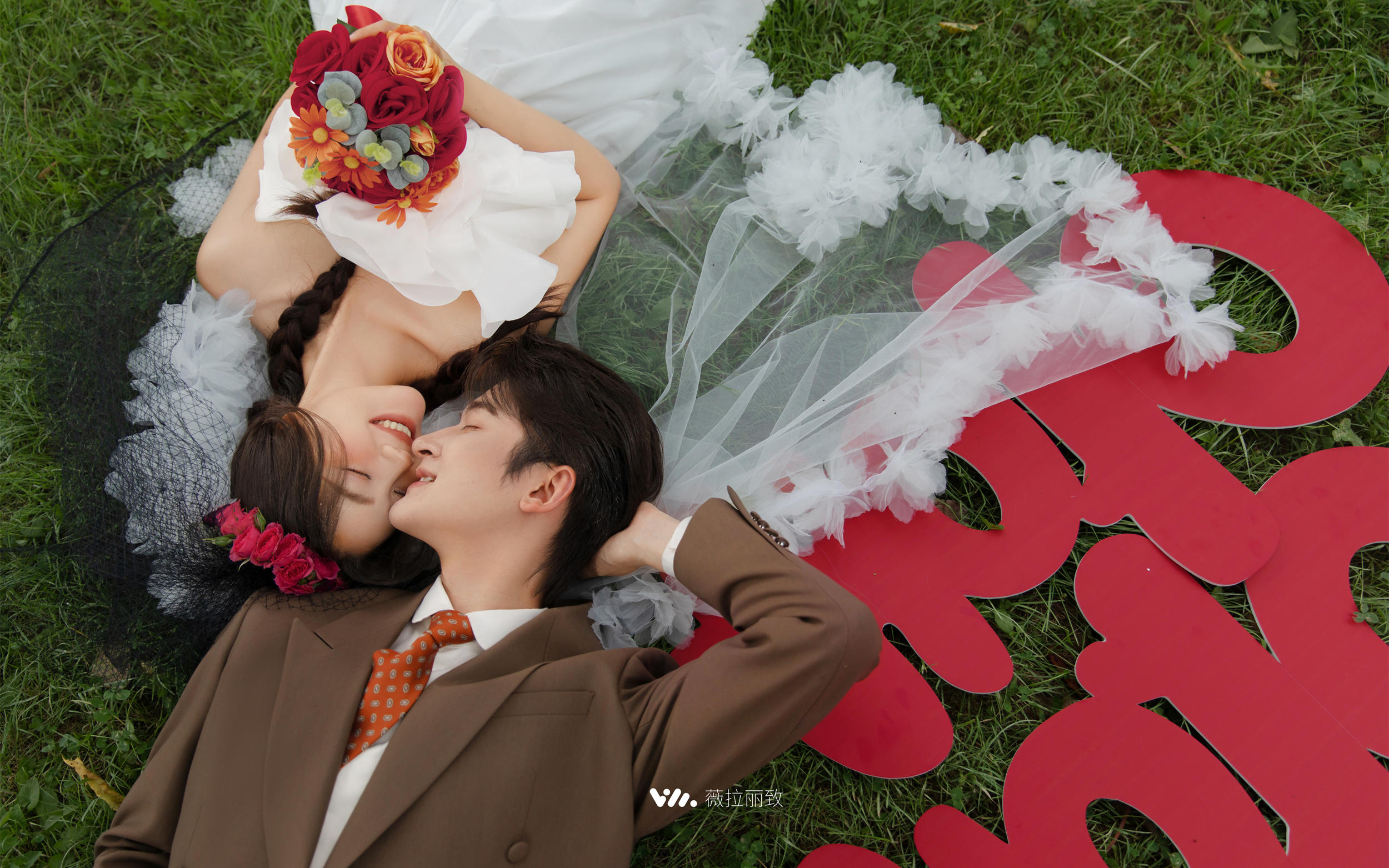 是00后喜欢的“新喜嫁”草坪婚纱照！！