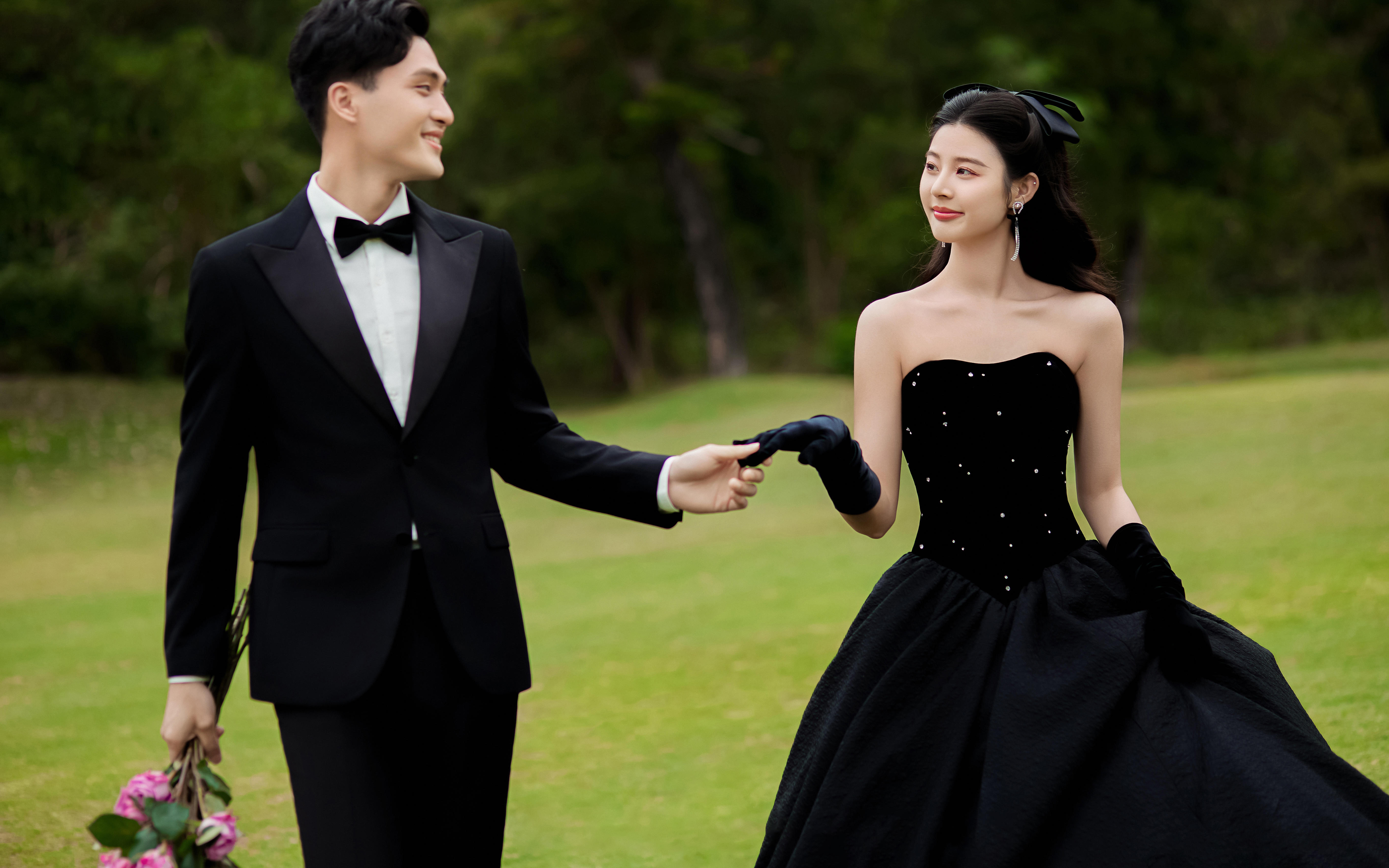 【施华洛摄影】黑色抹胸轻纱草坪婚纱照