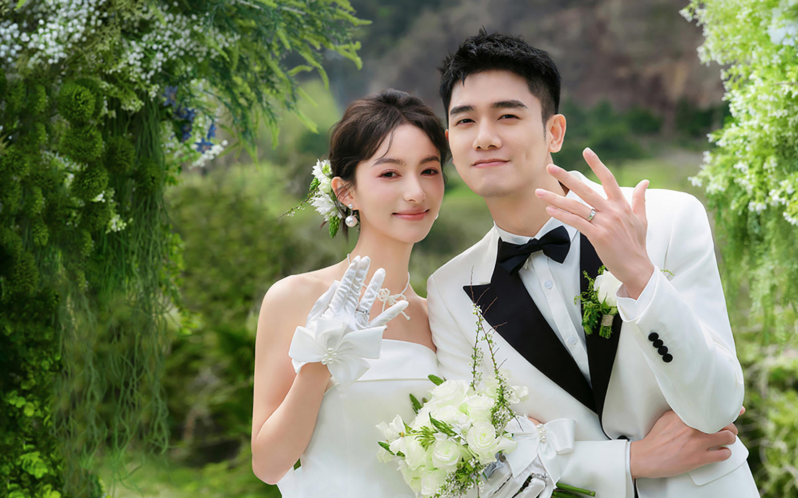 風(fēng)偷藏了我們的笑，婚紗替它留在了鏡頭里