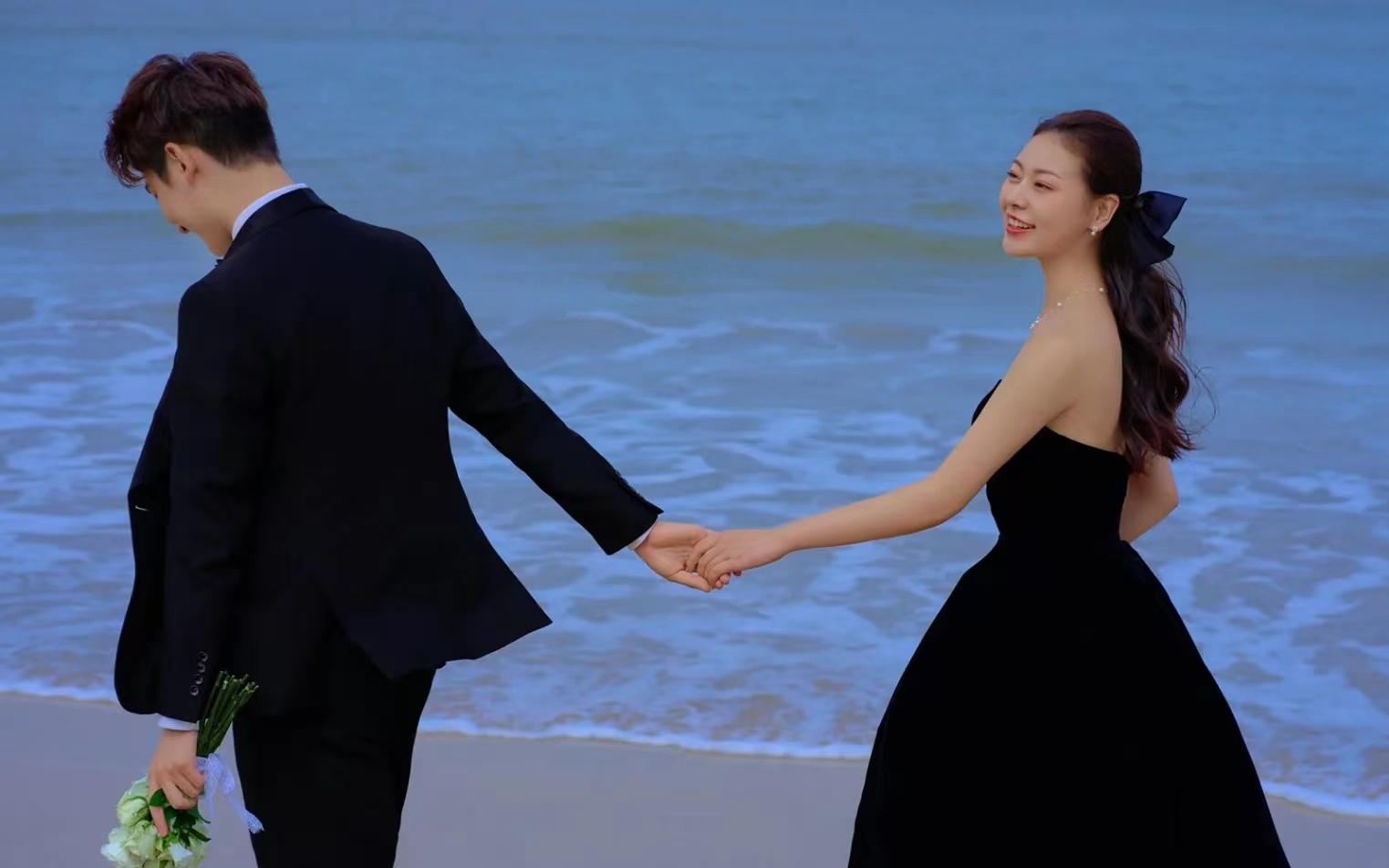 海邊的法式赫本風婚紗照，小黑裙優(yōu)雅又特別??