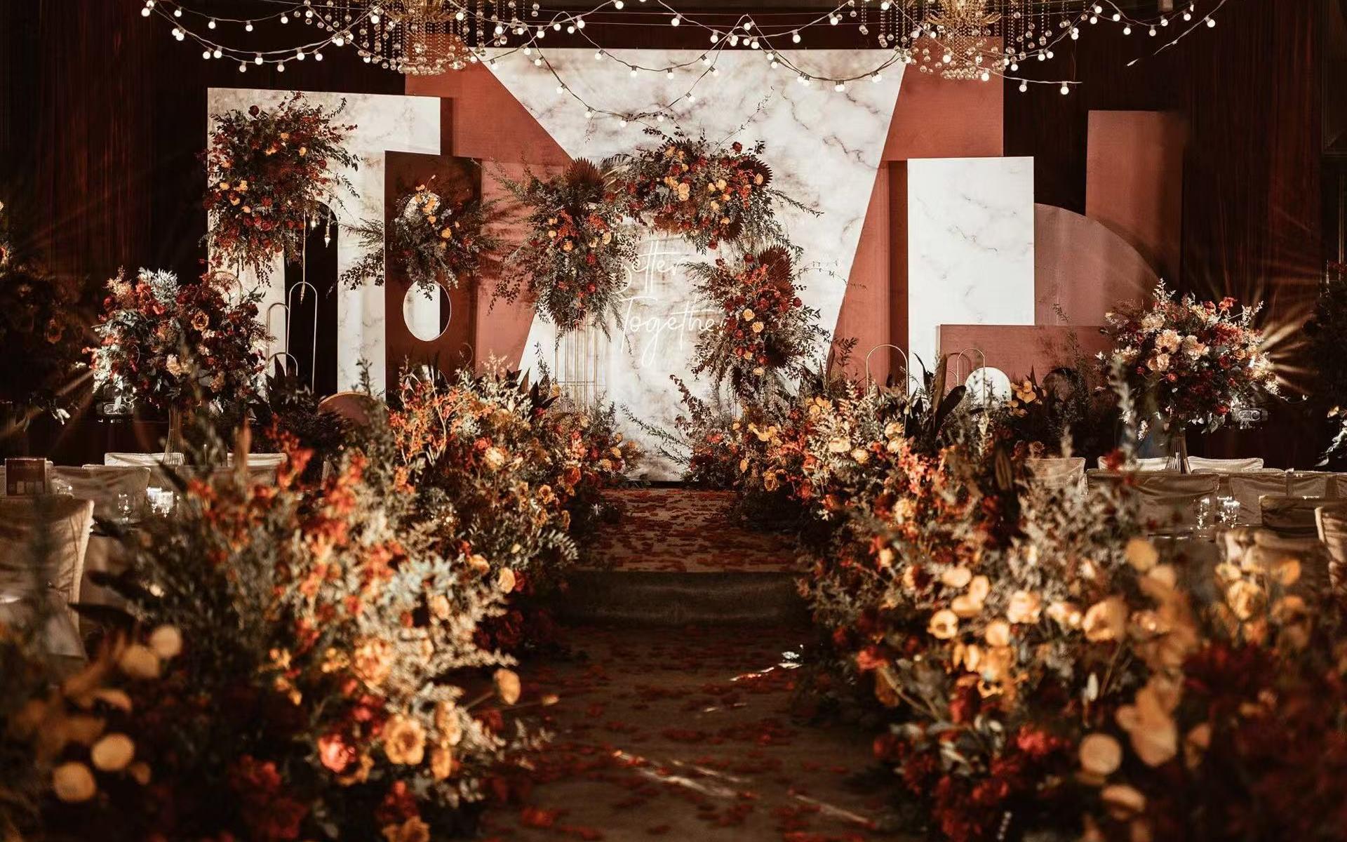 酒紅色復(fù)古鮮花婚禮