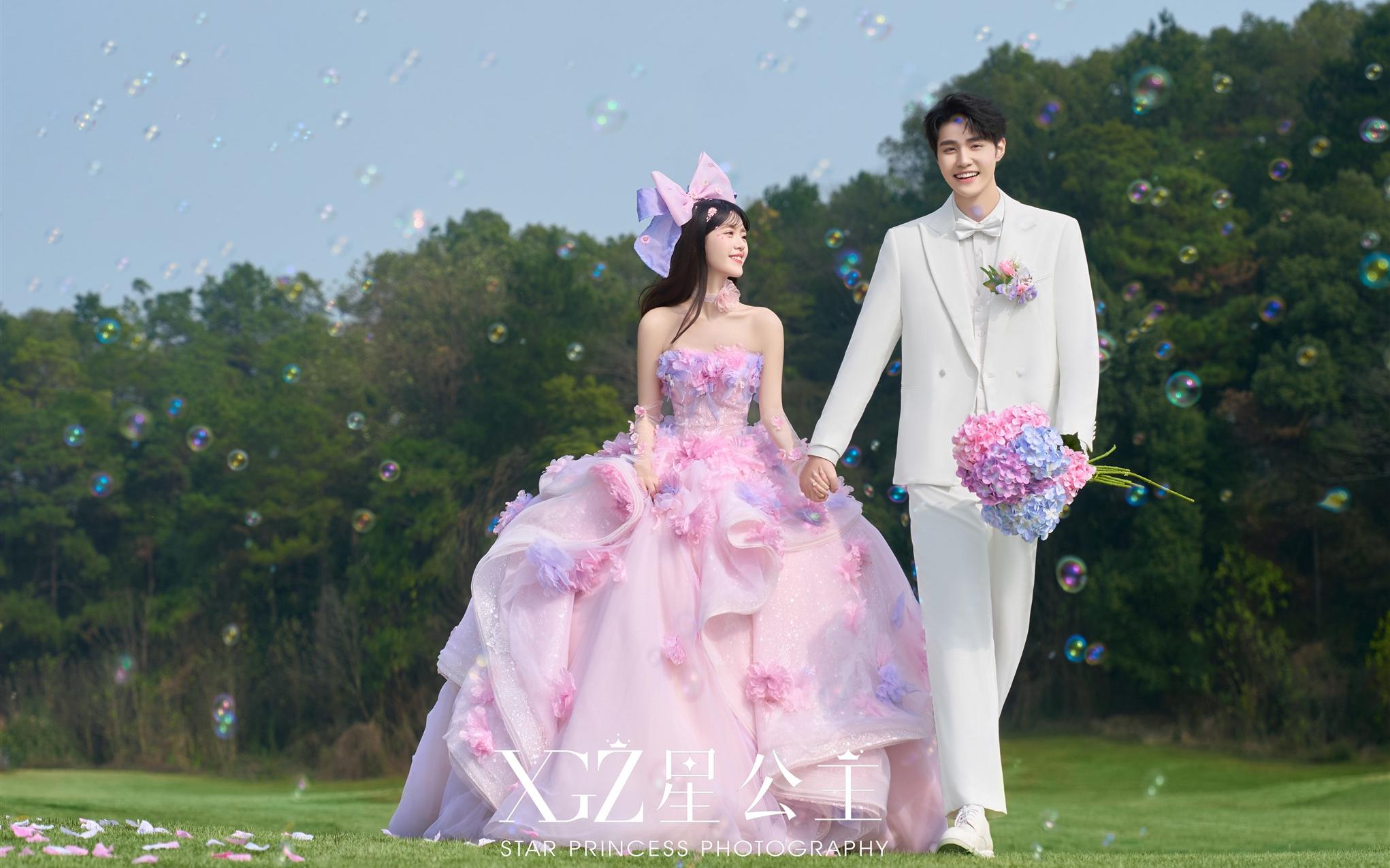 把春天穿在身上，把愛(ài)意寫(xiě)進(jìn)風(fēng)里??