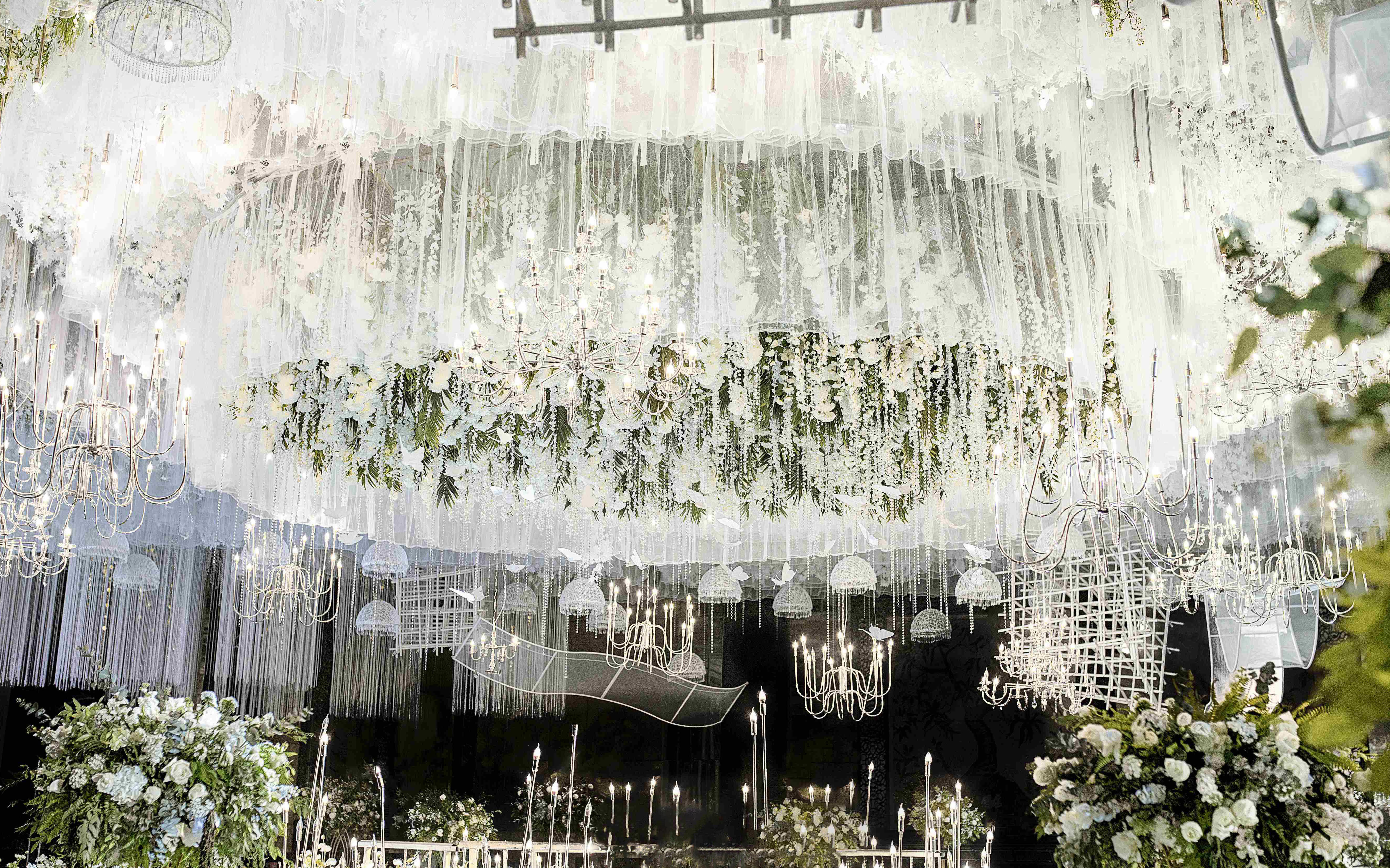 含四大+西装免租&奢华白绿色森系室内花艺主题婚礼