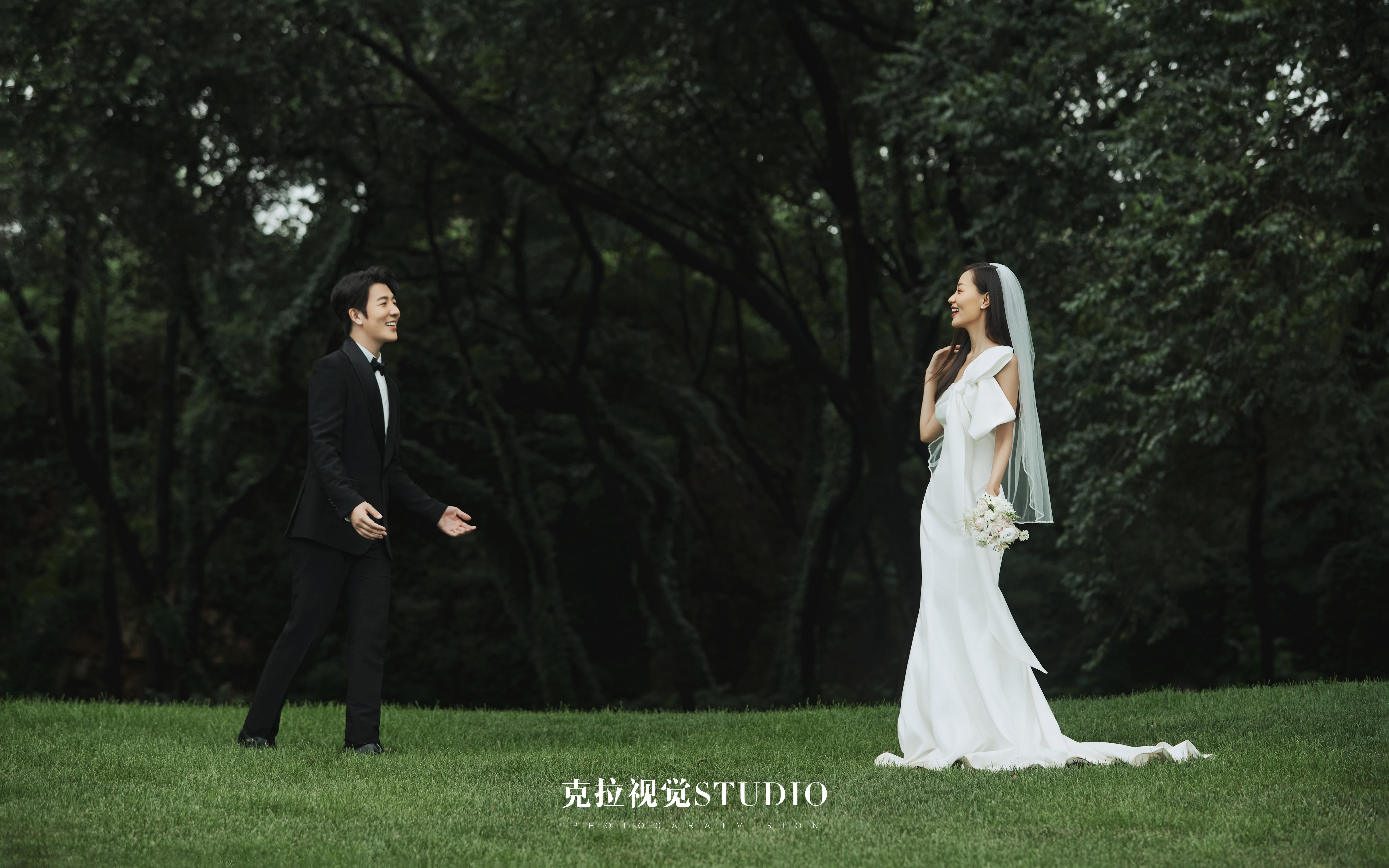 草坪婚纱照💥把夏天的浪漫装进镜头