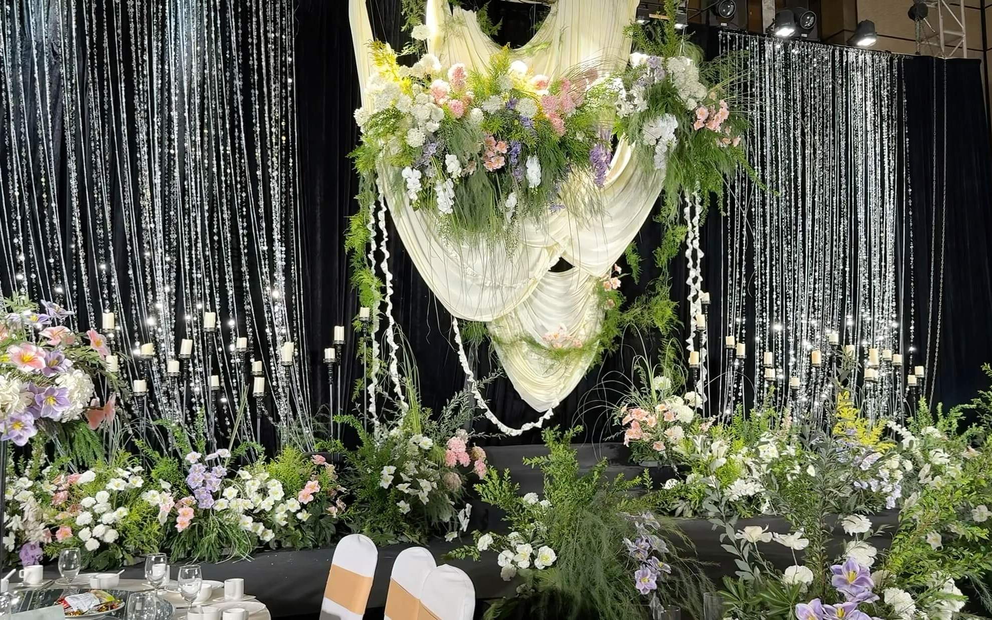 谁懂啊！这场黑底白绿婚礼美成了艺术展