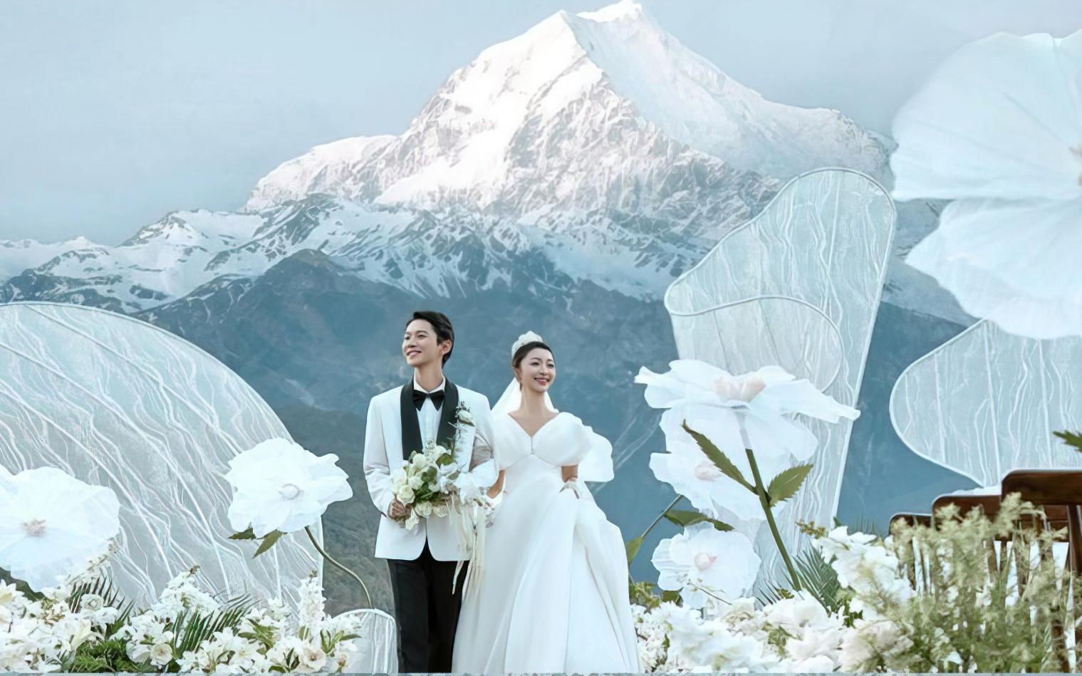 雪山为证，花簇为媒