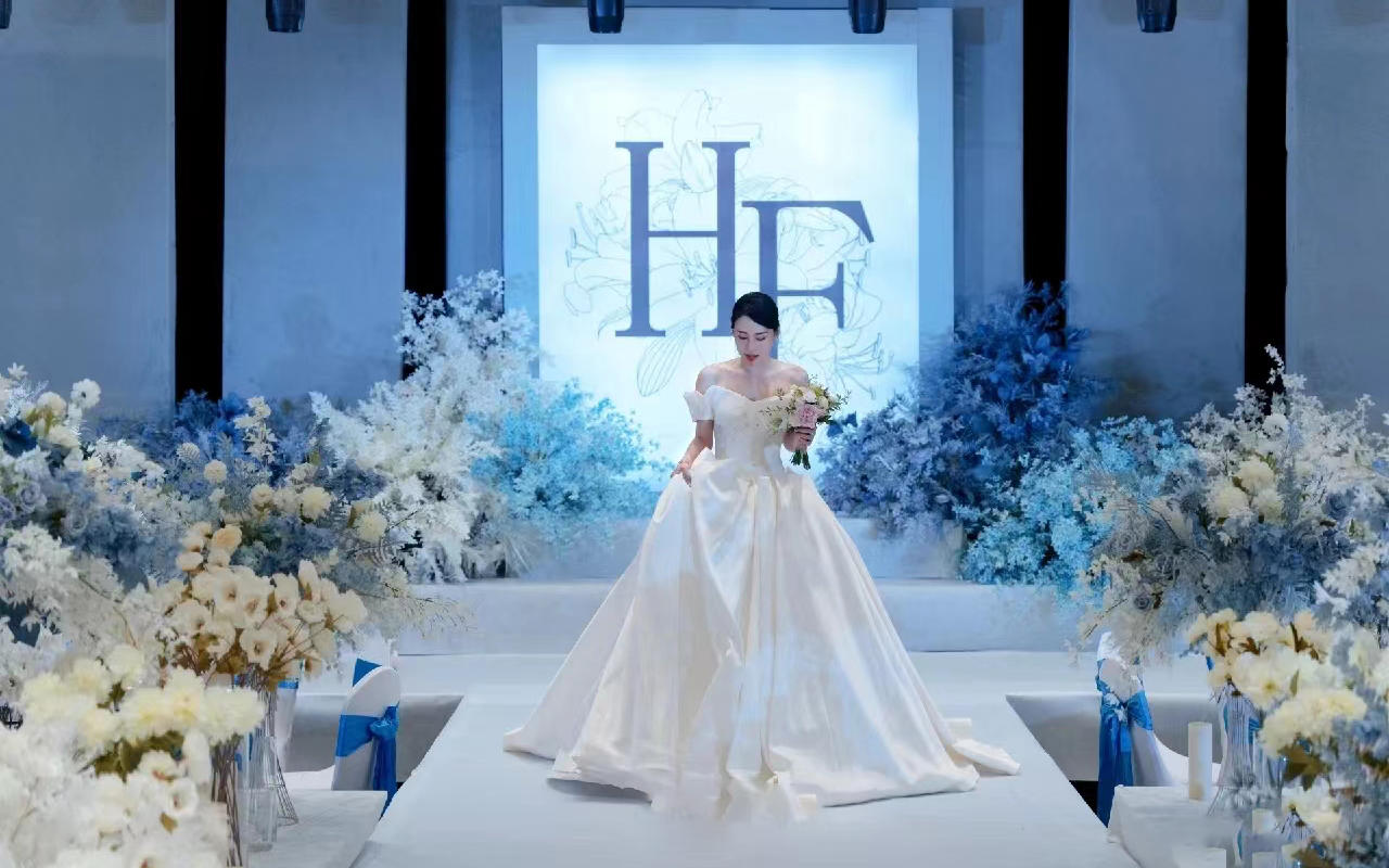 藍(lán)色韓式秀場風(fēng)高級輕奢策劃