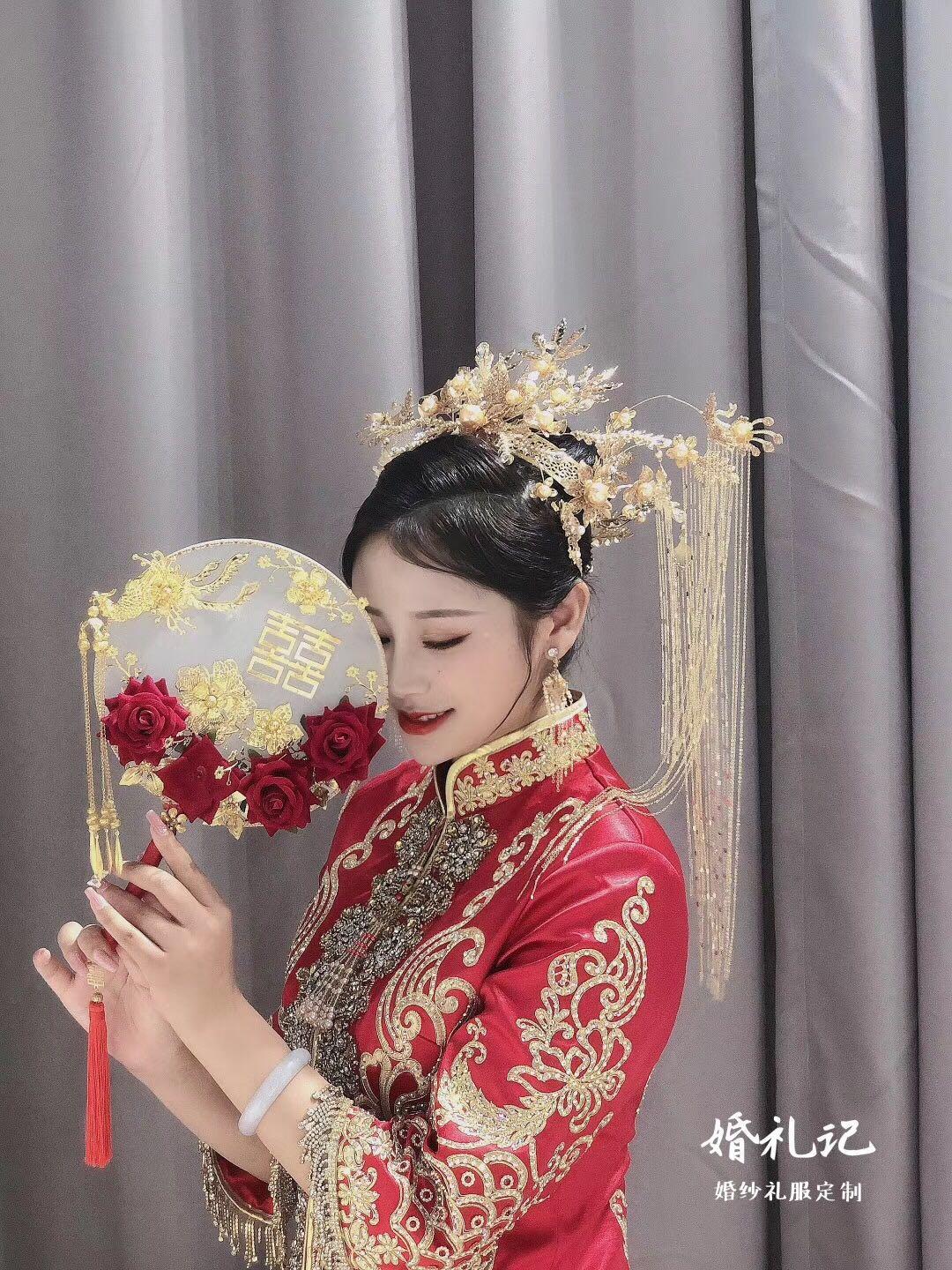 定制高定（大拖尾婚纱+盘金绣秀禾）+资深新娘跟妆