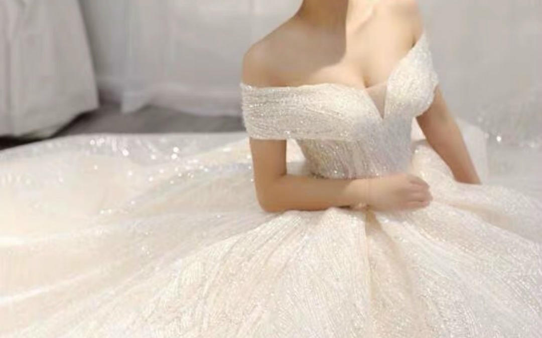 【秀依花嫁】一字肩奢华主纱拖尾