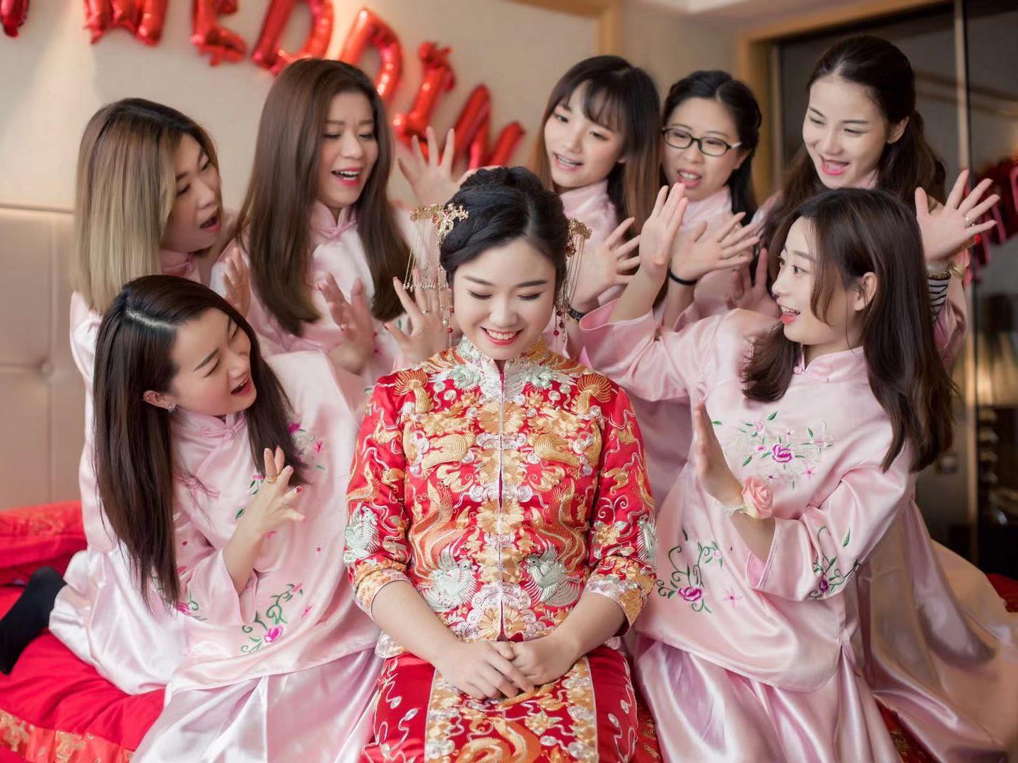 化妆师全天跟妆+一位伴娘妆+两个妈妈妆