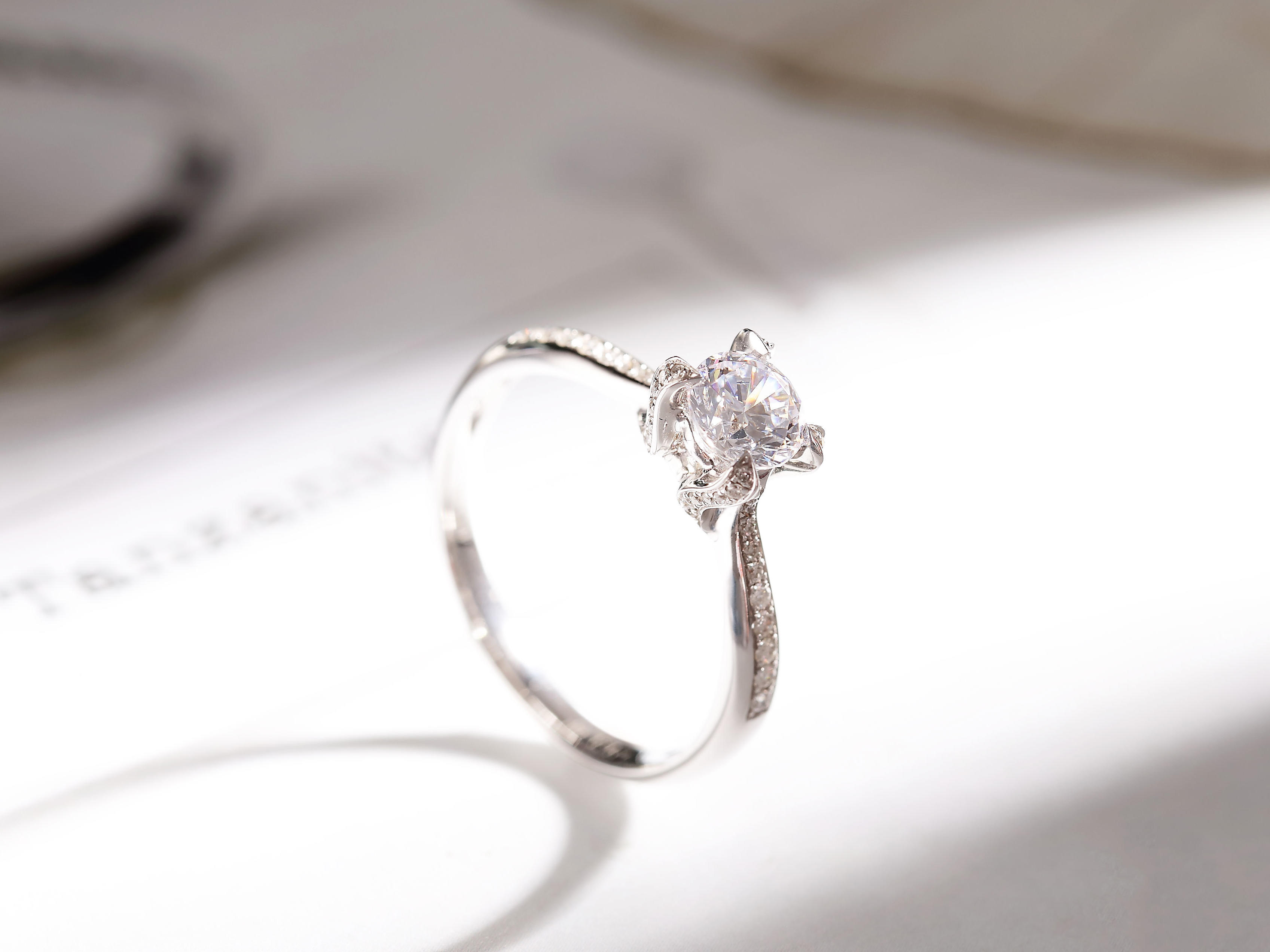 钻戒正品女18K玫瑰金白金真钻石戒指订婚求婚钻戒