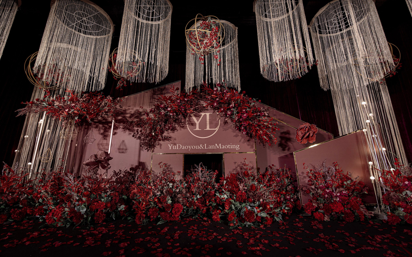 【哇】太美！高大上红黑金质感自贡室内婚礼