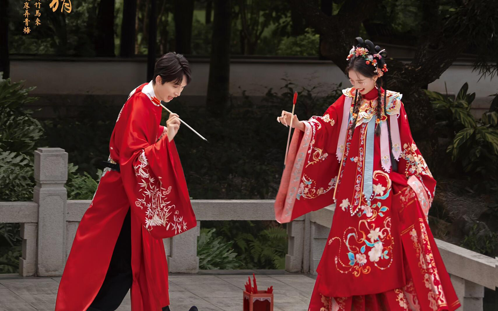 青磚黛瓦配紅妝｜這組漢服婚紗照太好磕了