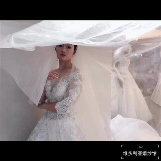 维多利亚跟妆+婚纱或中式+礼服+伴娘服