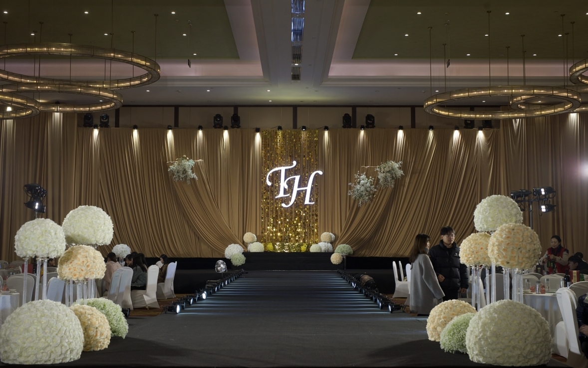 极简高级咖色布幔婚礼