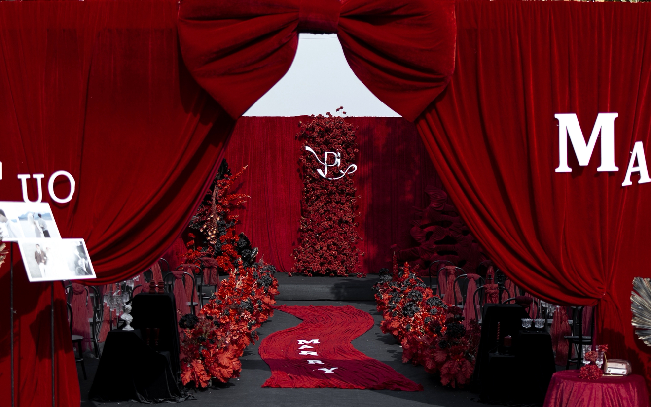 紅色調(diào)性×秀場(chǎng)美學(xué)×自然戶外