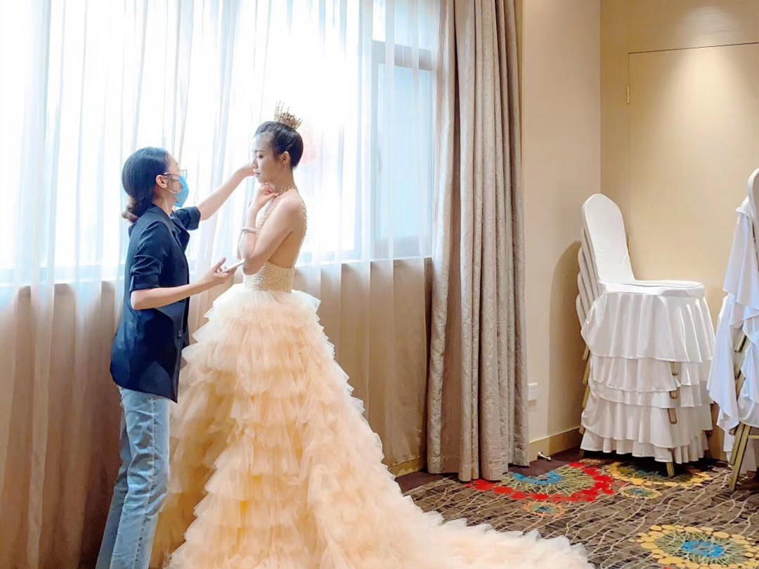 特惠【电视台造型师】跟妆3套+美甲全款礼+亲友妆