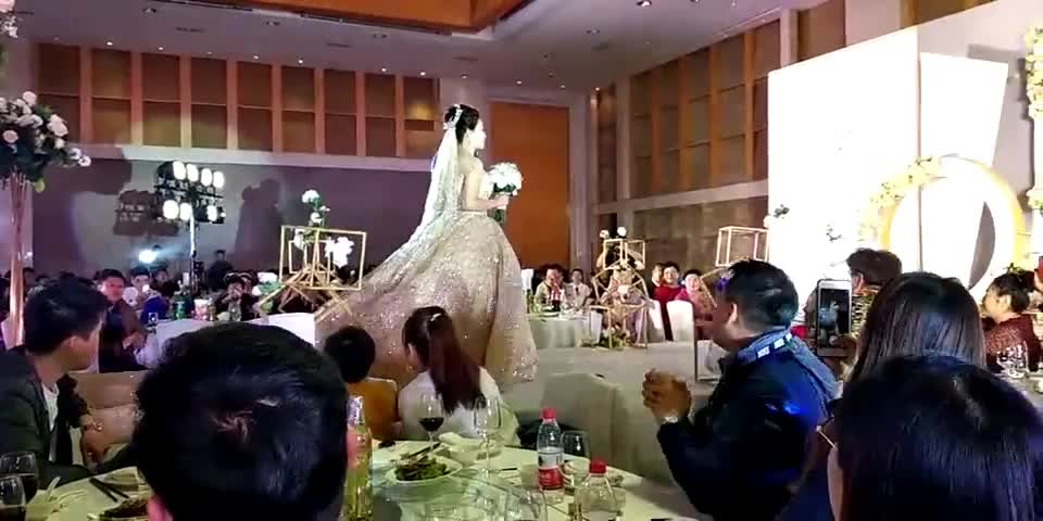 欧式奢华定制婚纱+礼服 全款赠送定制晨袍