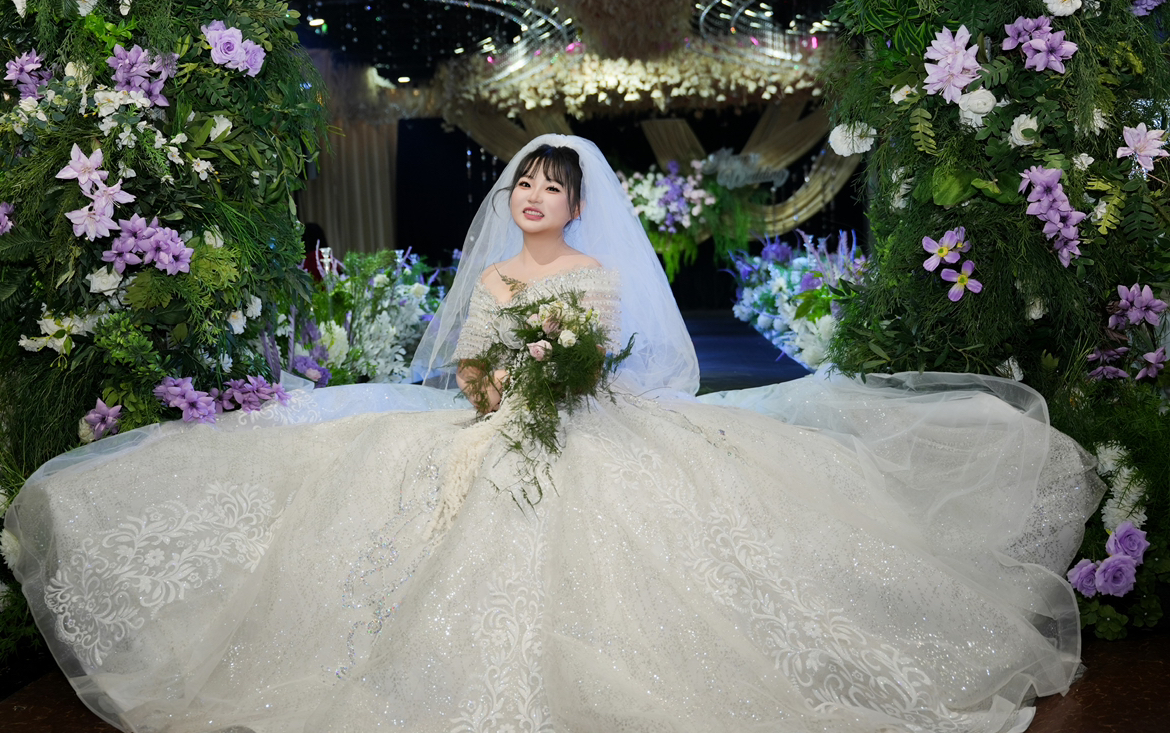 白绿铃兰缀紫玫瑰，浪漫婚礼如诗绽放