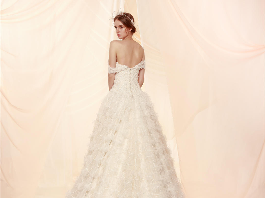 【明星同款】高定婚纱+首席跟妆+定制西服+伴娘服