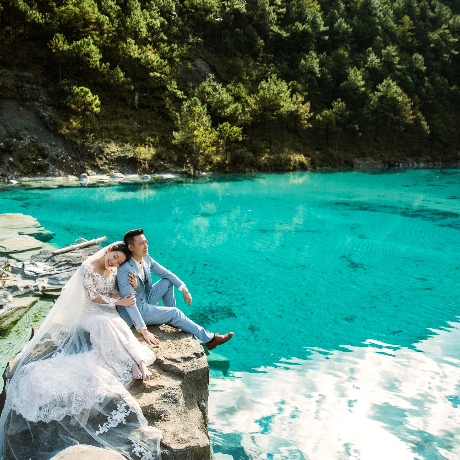 12套服装+旅拍婚纱照+200张照片+底片全送