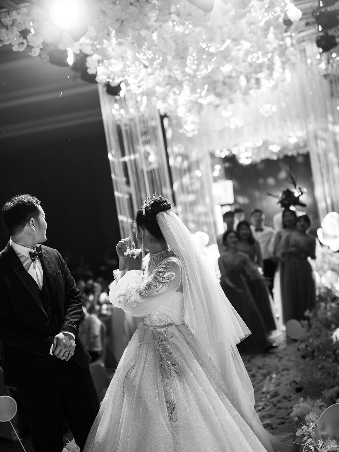 定制高定（大拖尾婚纱+盘金绣秀禾）+资深新娘跟妆