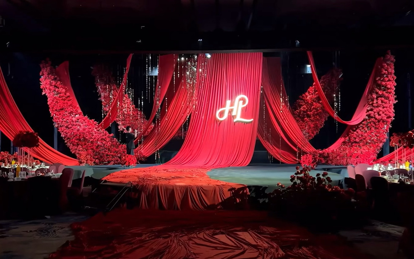 红色布幔瀑布花复古婚礼💒