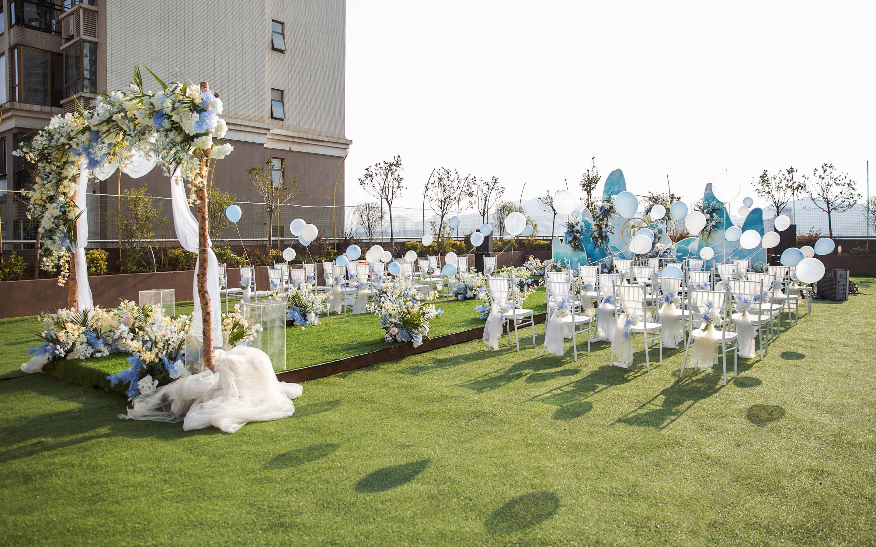 一场蓝色系的清爽户外婚礼