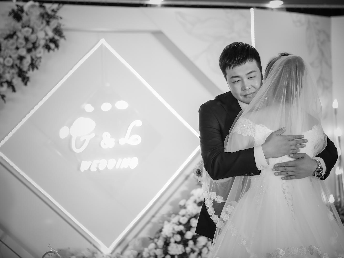 预算内的超值完美暗场婚礼送首席化妆师一名