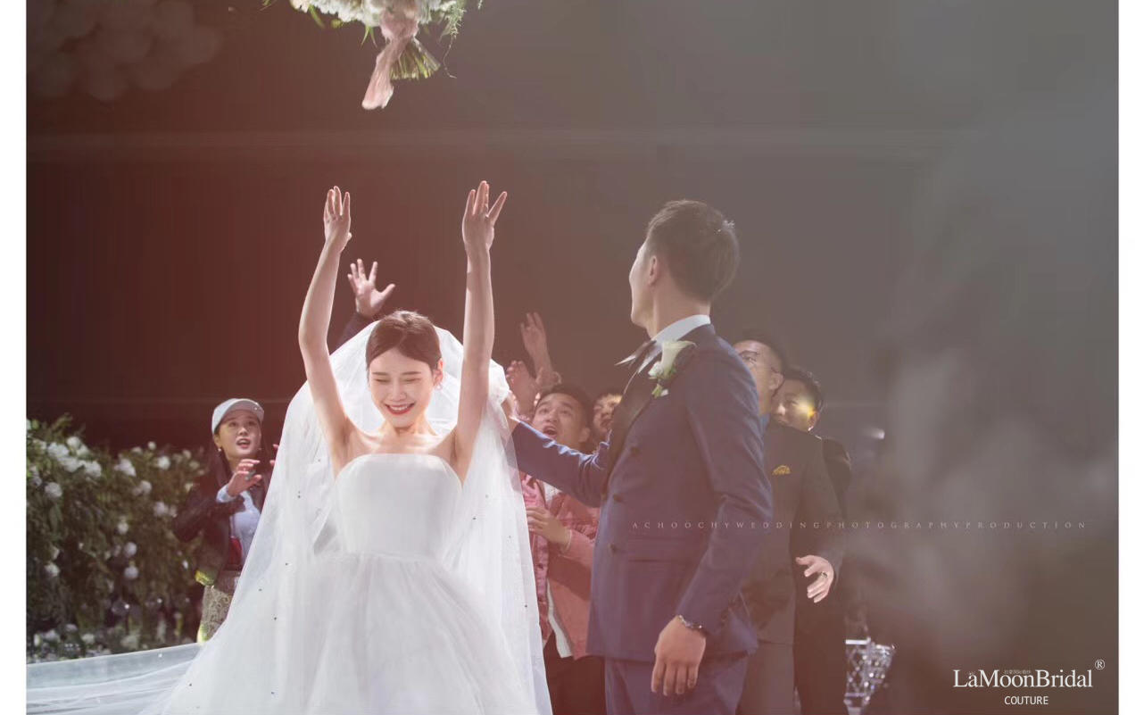 拉蒙国际丨 简洁的，确实最能体验气质的婚纱