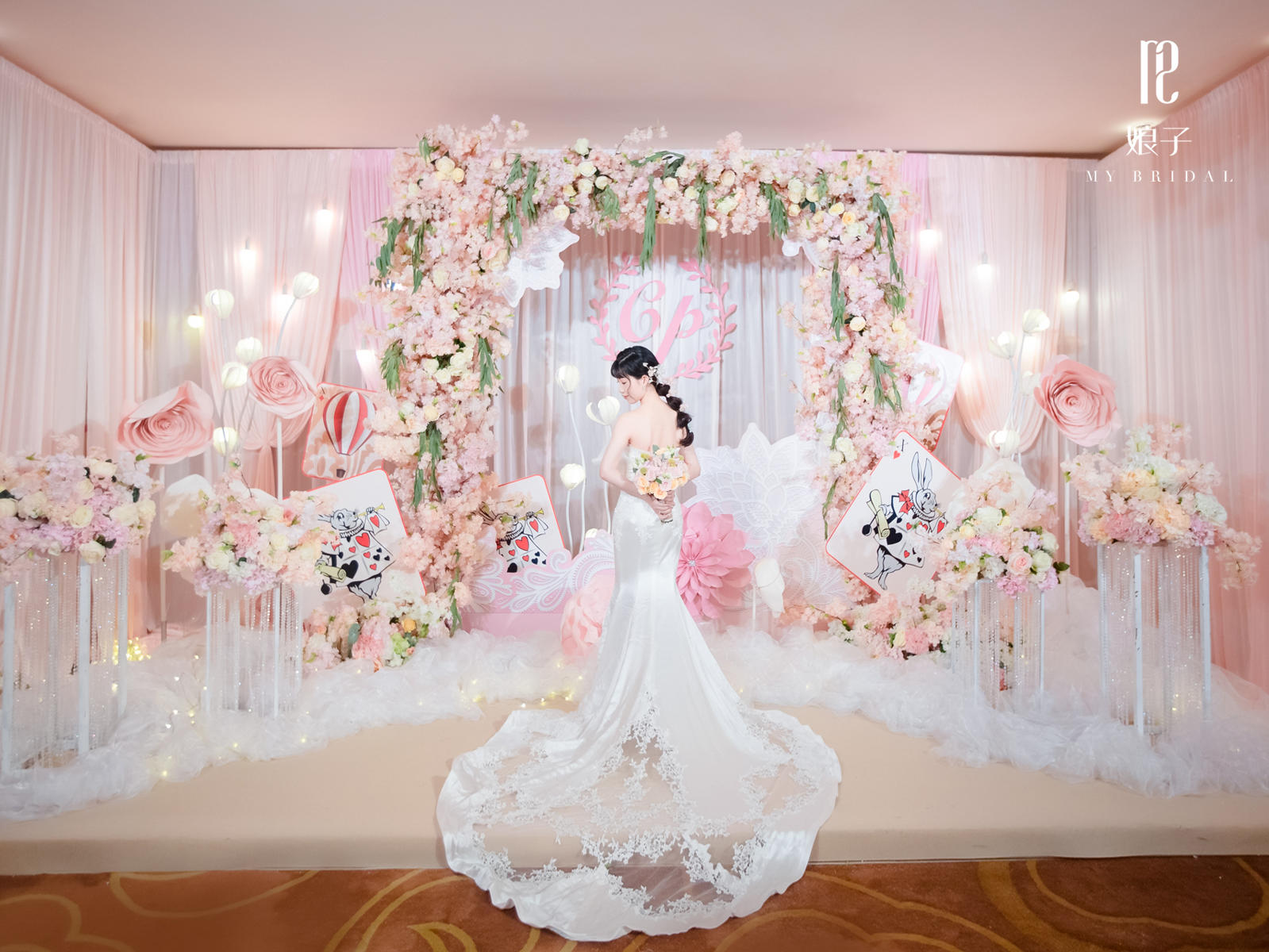 全天跟妆+主纱+齐地纱+敬酒服+长头纱+伴娘服