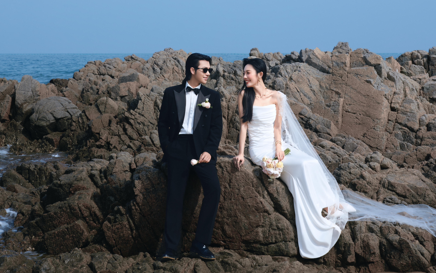 在青岛拍的海边礁石婚纱照高级又耐看